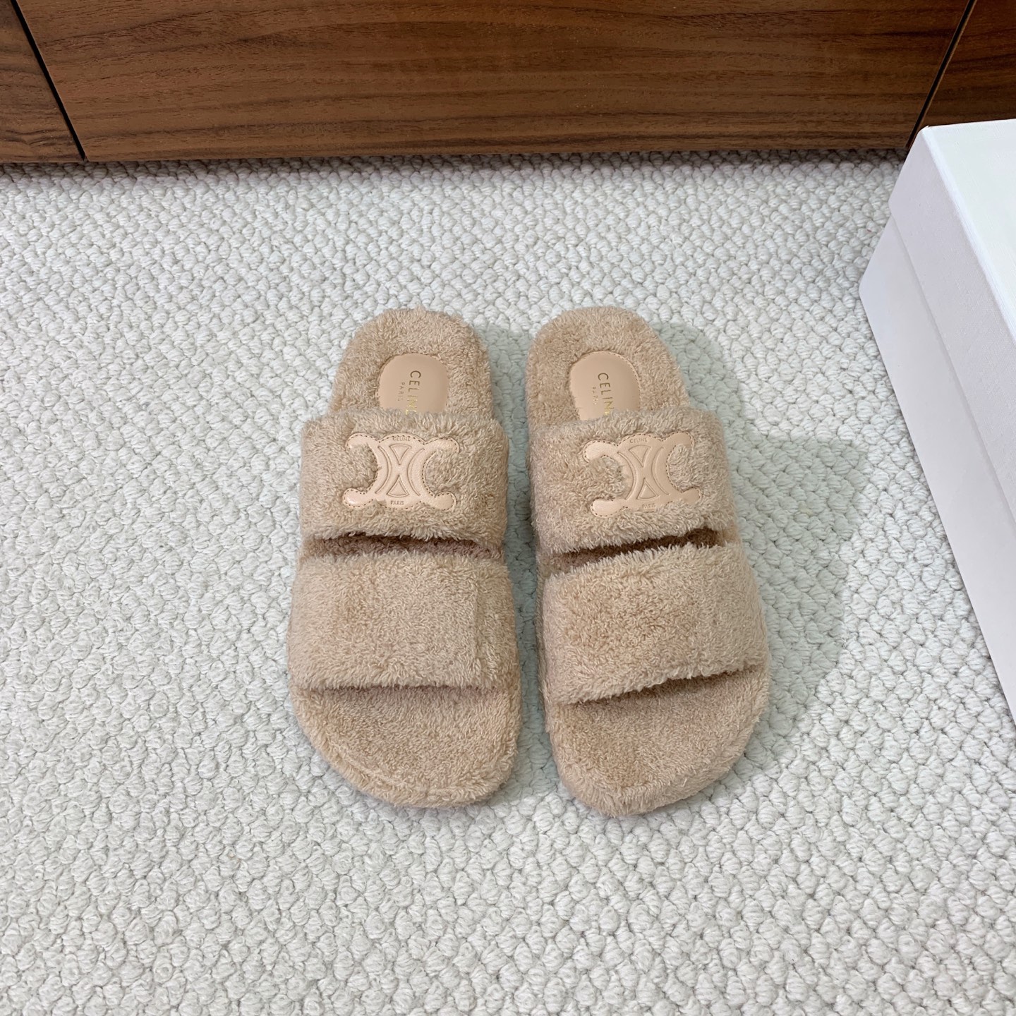 🔸CELI*E🔸毛毛拖鞋。鞋面原版一致的毛巾布。大底我们选用的是与原版一样的TPU材质底片耐磨防滑！！码