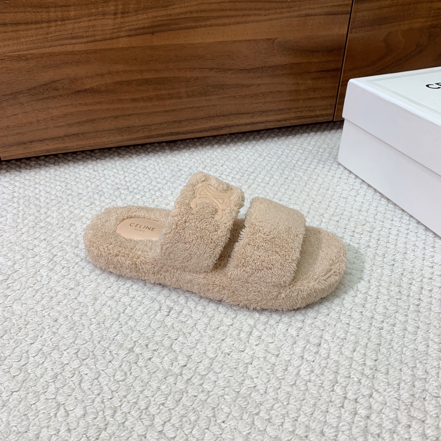 🔸CELI*E🔸毛毛拖鞋。鞋面原版一致的毛巾布。大底我们选用的是与原版一样的TPU材质底片耐磨防滑！！码