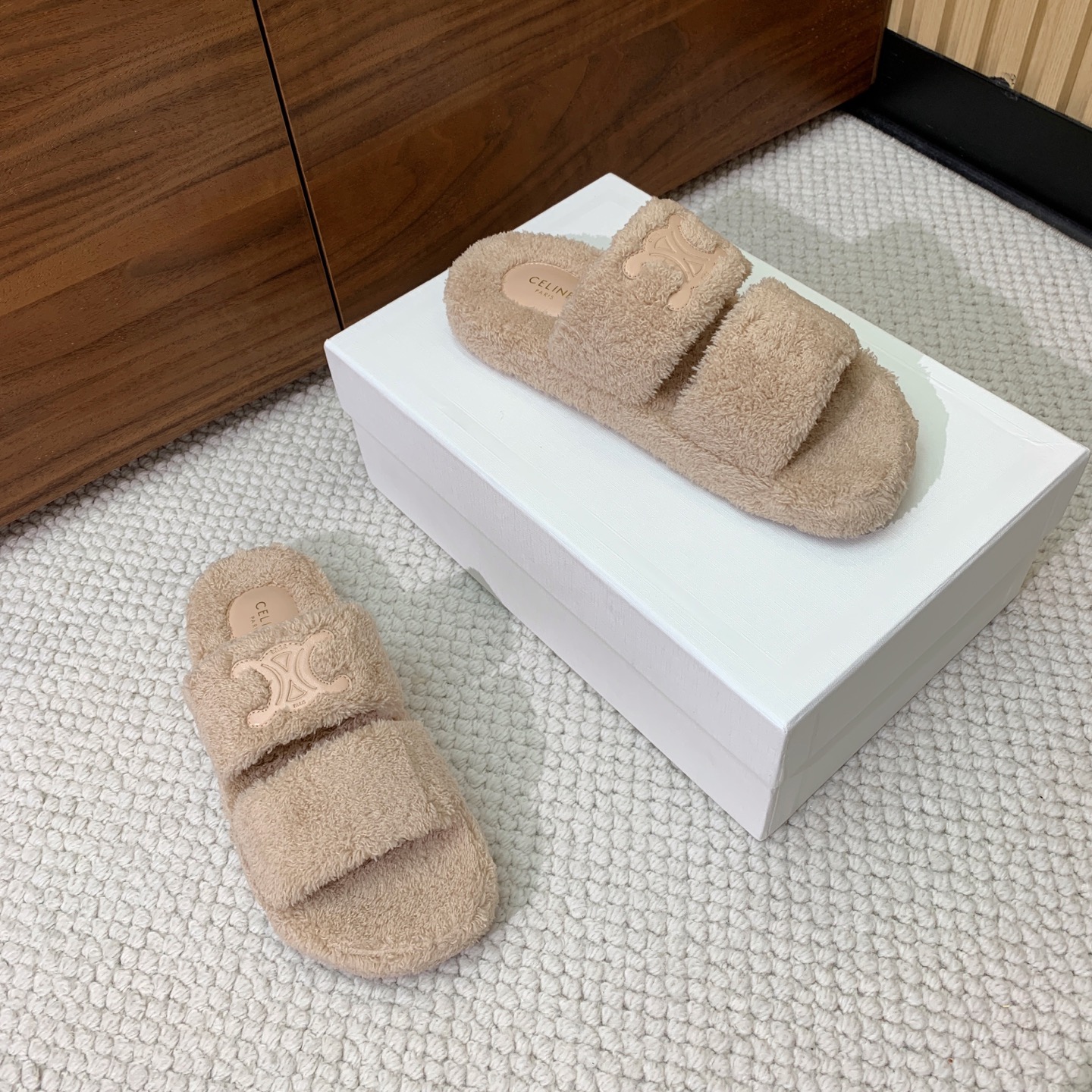 🔸CELI*E🔸毛毛拖鞋。鞋面原版一致的毛巾布。大底我们选用的是与原版一样的TPU材质底片耐磨防滑！！码