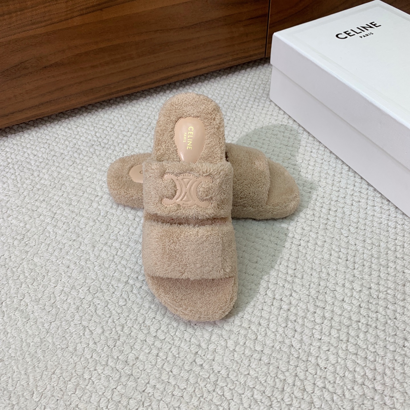 🔸CELI*E🔸毛毛拖鞋。鞋面原版一致的毛巾布。大底我们选用的是与原版一样的TPU材质底片耐磨防滑！！码
