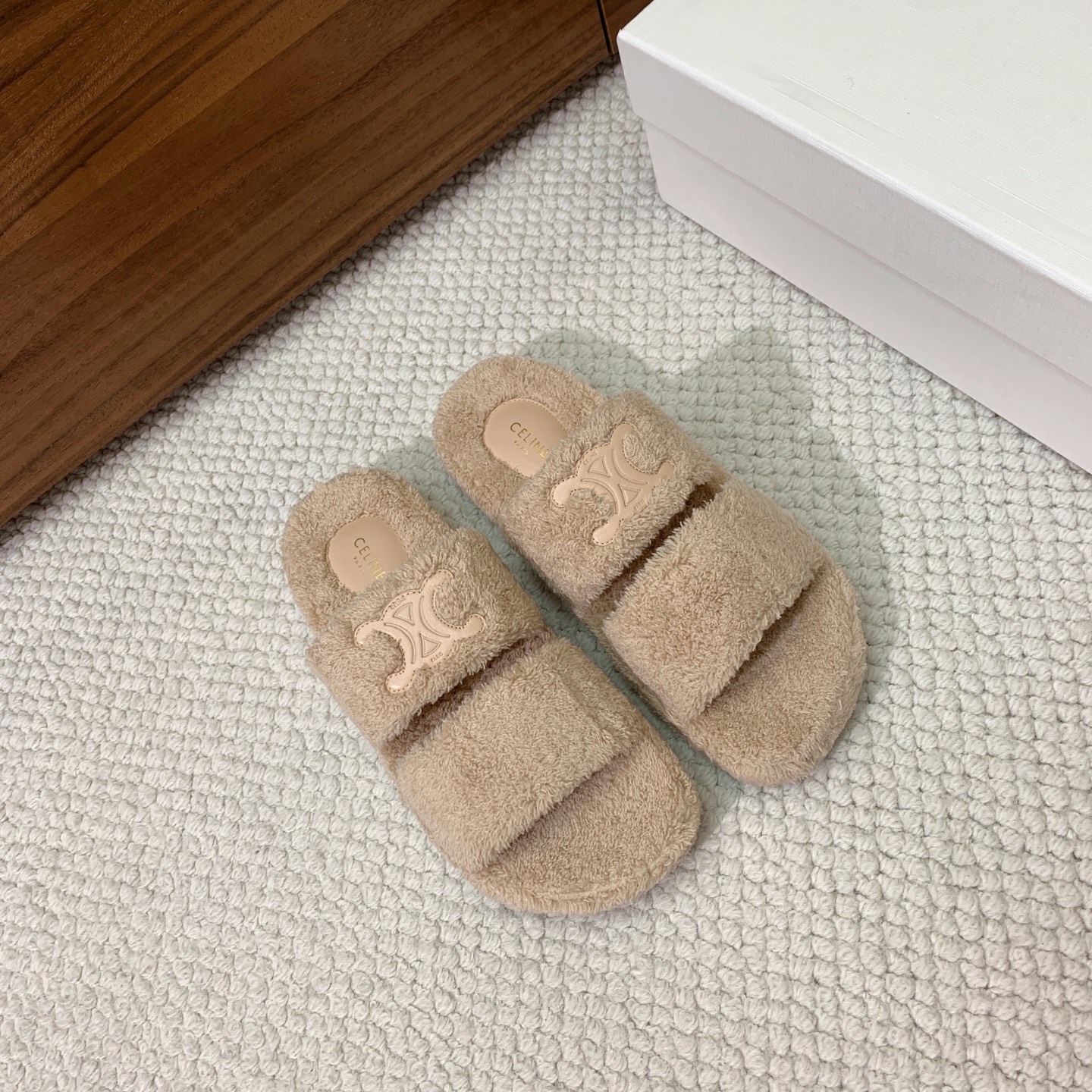 🔸CELI*E🔸毛毛拖鞋。鞋面原版一致的毛巾布。大底我们选用的是与原版一样的TPU材质底片耐磨防滑！！码