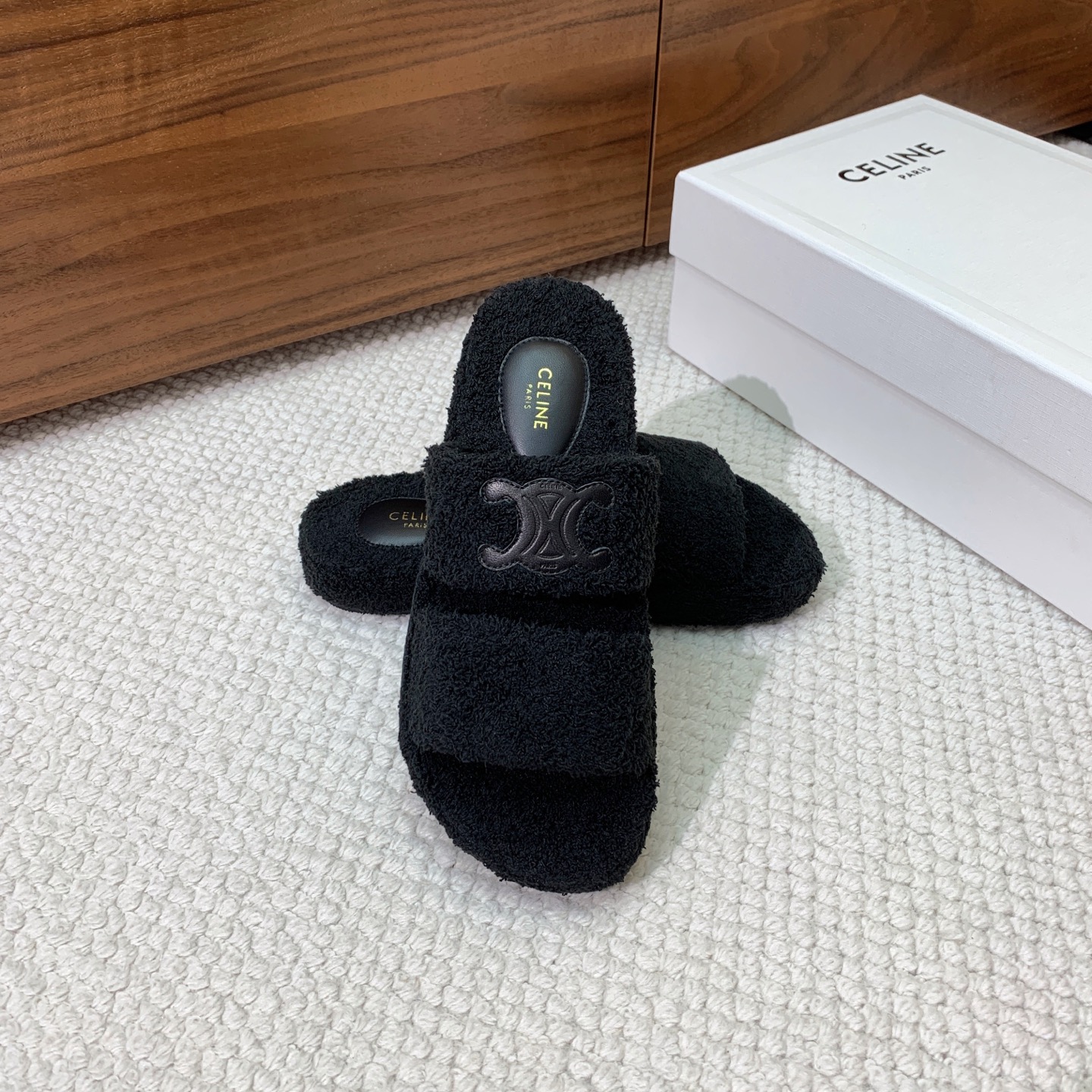 🔸CELI*E🔸毛毛拖鞋。鞋面原版一致的毛巾布。大底我们选用的是与原版一样的TPU材质底片耐磨防滑！！码