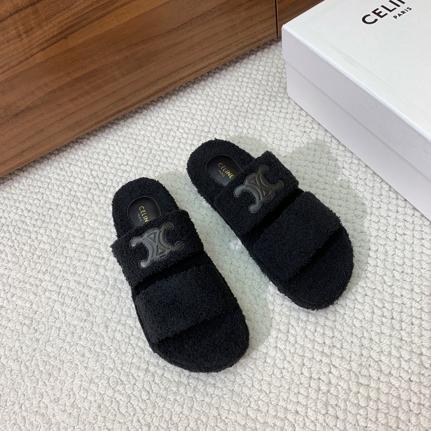 🔸CELI*E🔸毛毛拖鞋。鞋面原版一致的毛巾布。大底我们选用的是与原版一样的TPU材质底片耐磨防滑！！码