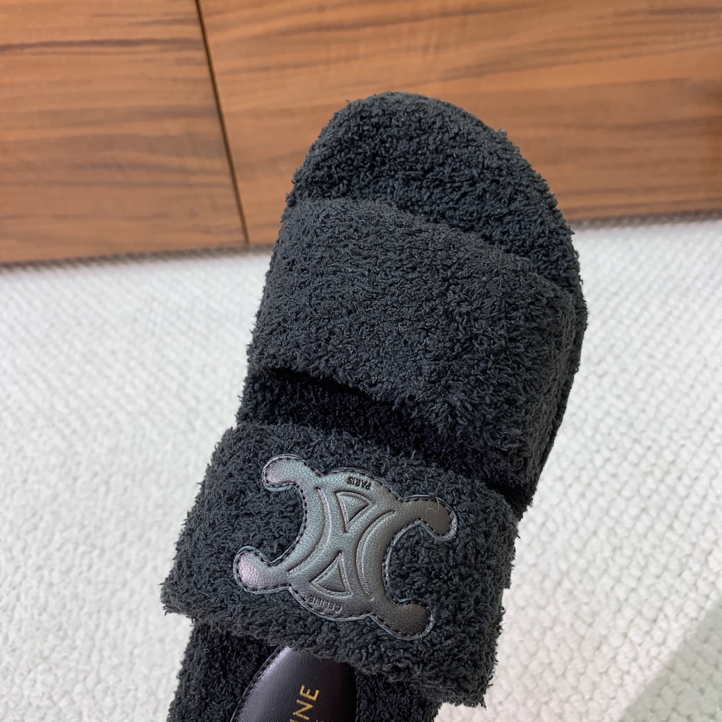 🔸CELI*E🔸毛毛拖鞋。鞋面原版一致的毛巾布。大底我们选用的是与原版一样的TPU材质底片耐磨防滑！！码