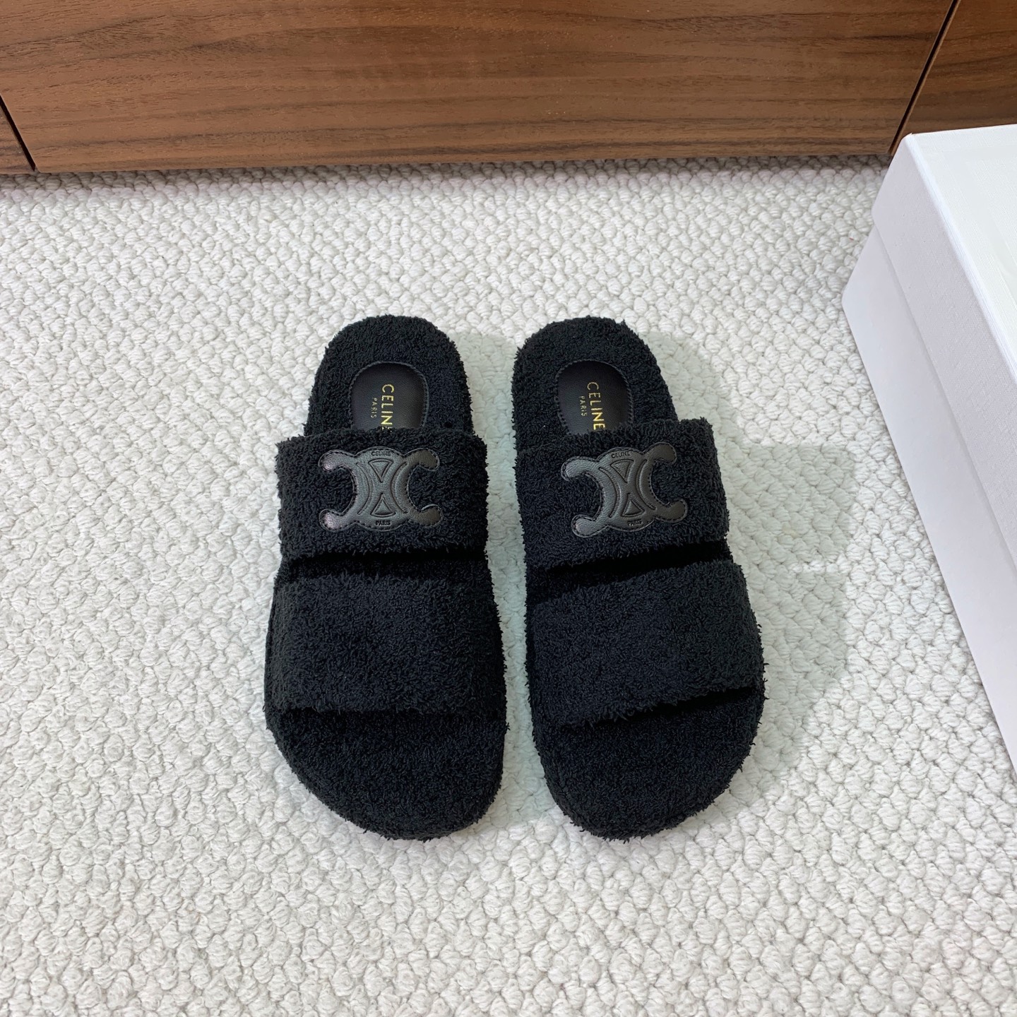 🔸CELI*E🔸毛毛拖鞋。鞋面原版一致的毛巾布。大底我们选用的是与原版一样的TPU材质底片耐磨防滑！！码