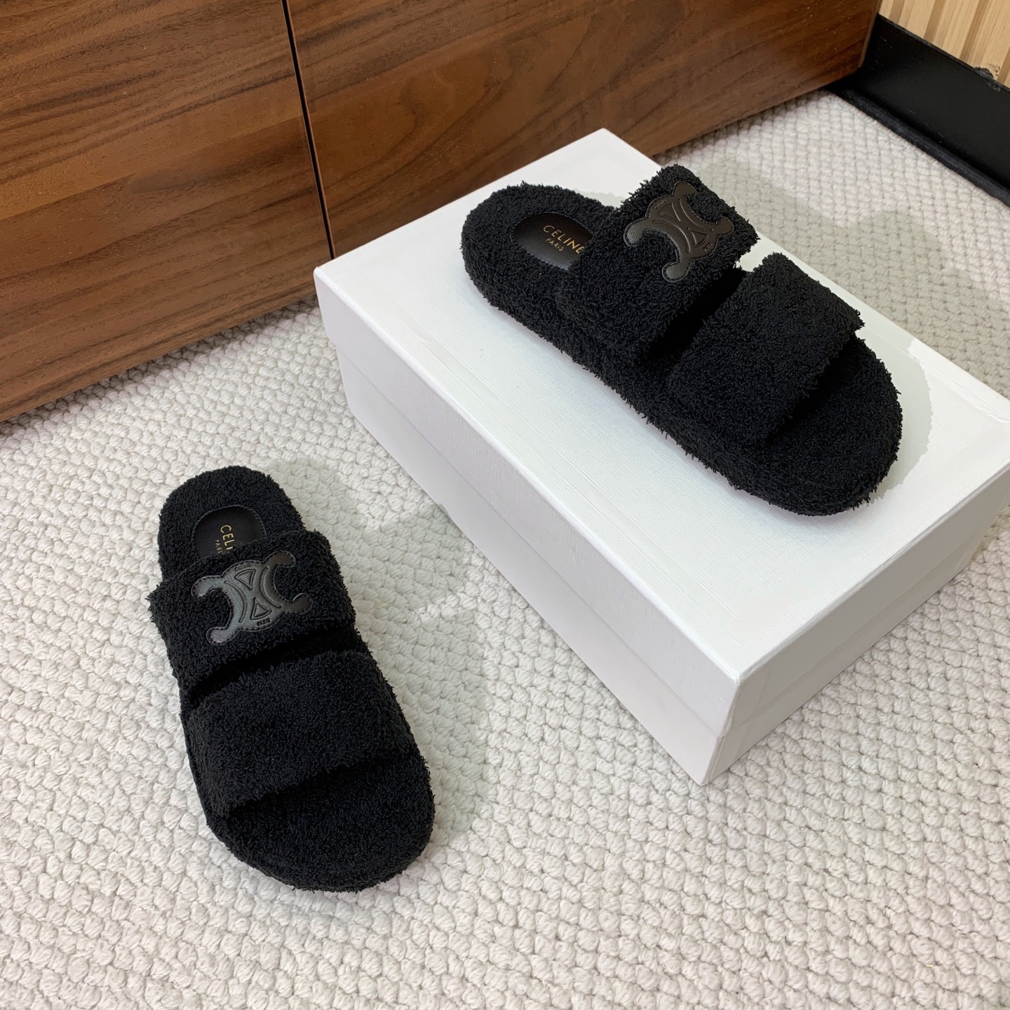 🔸CELI*E🔸毛毛拖鞋。鞋面原版一致的毛巾布。大底我们选用的是与原版一样的TPU材质底片耐磨防滑！！码