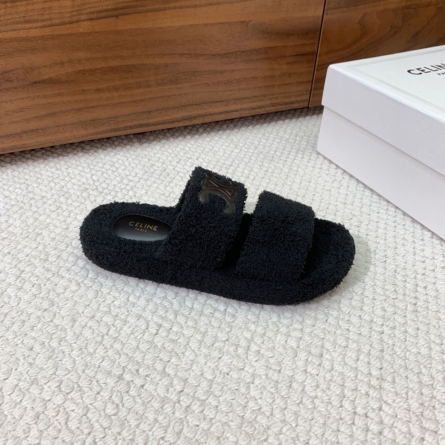 🔸CELI*E🔸毛毛拖鞋。鞋面原版一致的毛巾布。大底我们选用的是与原版一样的TPU材质底片耐磨防滑！！码
