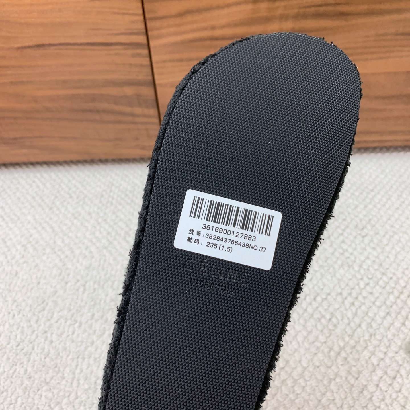 🔸CELI*E🔸毛毛拖鞋。鞋面原版一致的毛巾布。大底我们选用的是与原版一样的TPU材质底片耐磨防滑！！码