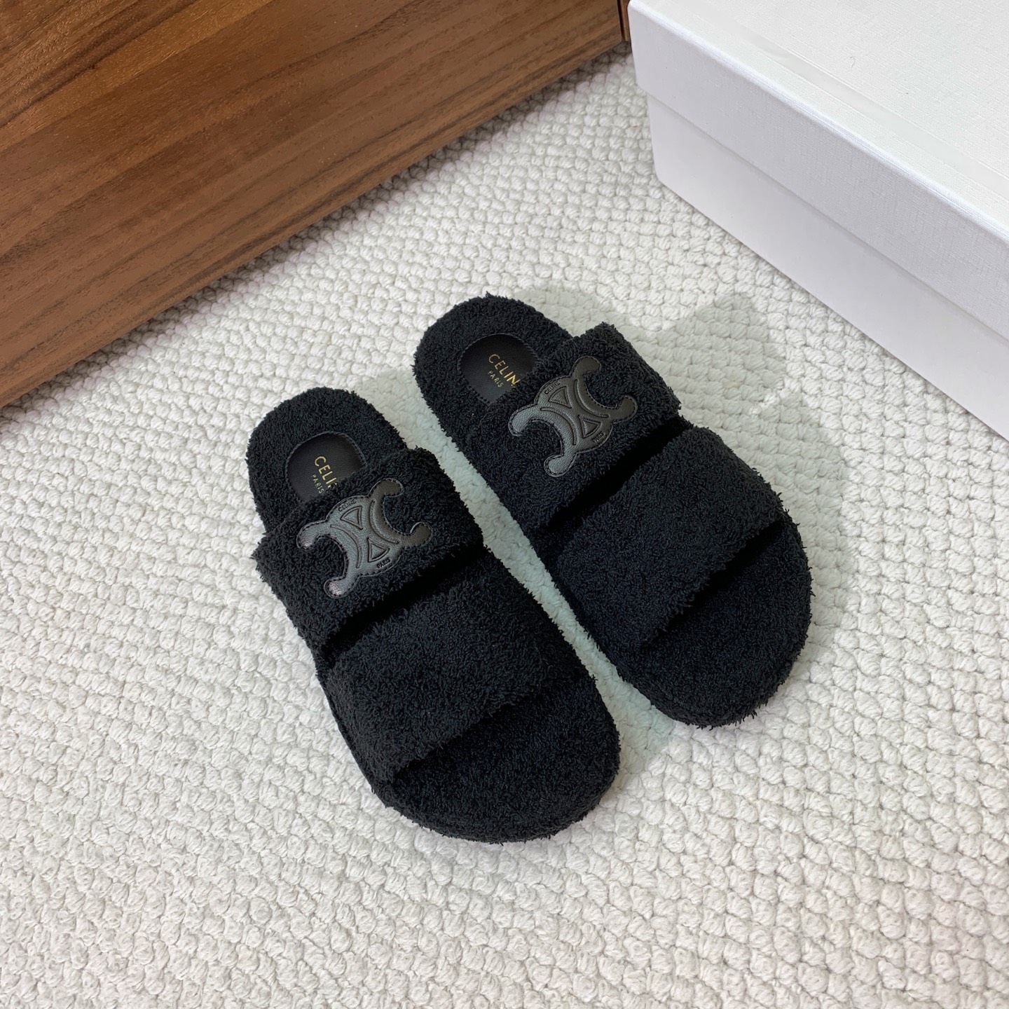 🔸CELI*E🔸毛毛拖鞋。鞋面原版一致的毛巾布。大底我们选用的是与原版一样的TPU材质底片耐磨防滑！！码