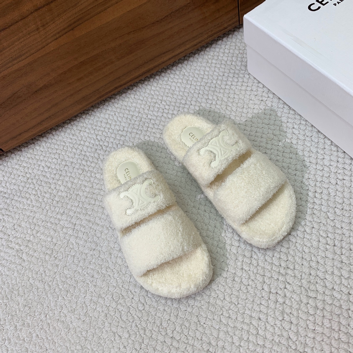 🔸CELI*E🔸毛毛拖鞋。鞋面原版一致的毛巾布。大底我们选用的是与原版一样的TPU材质底片耐磨防滑！！码