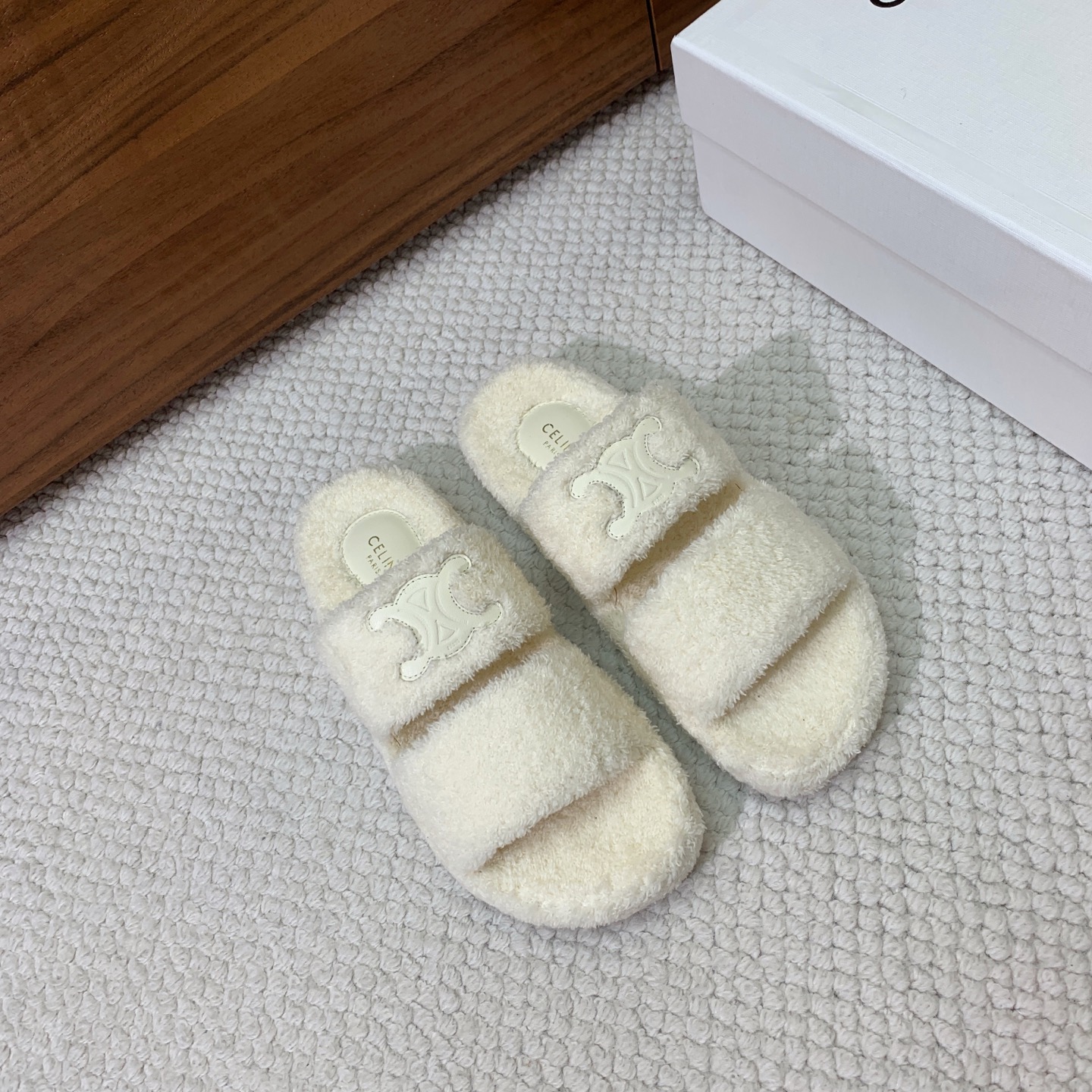🔸CELI*E🔸毛毛拖鞋。鞋面原版一致的毛巾布。大底我们选用的是与原版一样的TPU材质底片耐磨防滑！！码