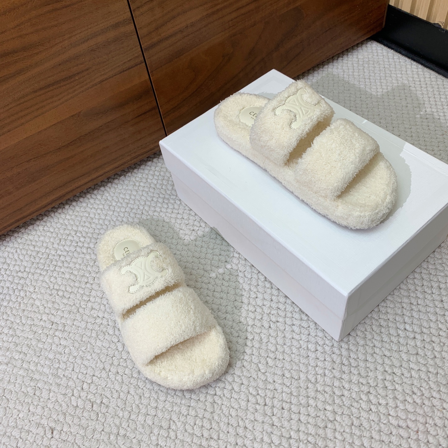 🔸CELI*E🔸毛毛拖鞋。鞋面原版一致的毛巾布。大底我们选用的是与原版一样的TPU材质底片耐磨防滑！！码