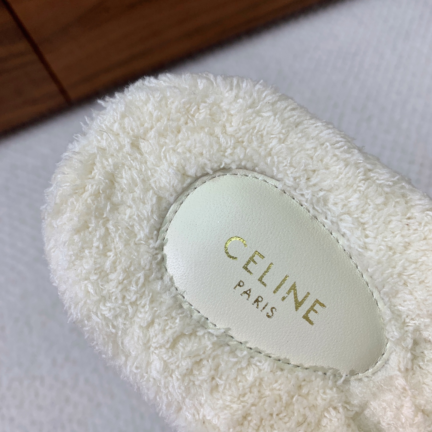 🔸CELI*E🔸毛毛拖鞋。鞋面原版一致的毛巾布。大底我们选用的是与原版一样的TPU材质底片耐磨防滑！！码