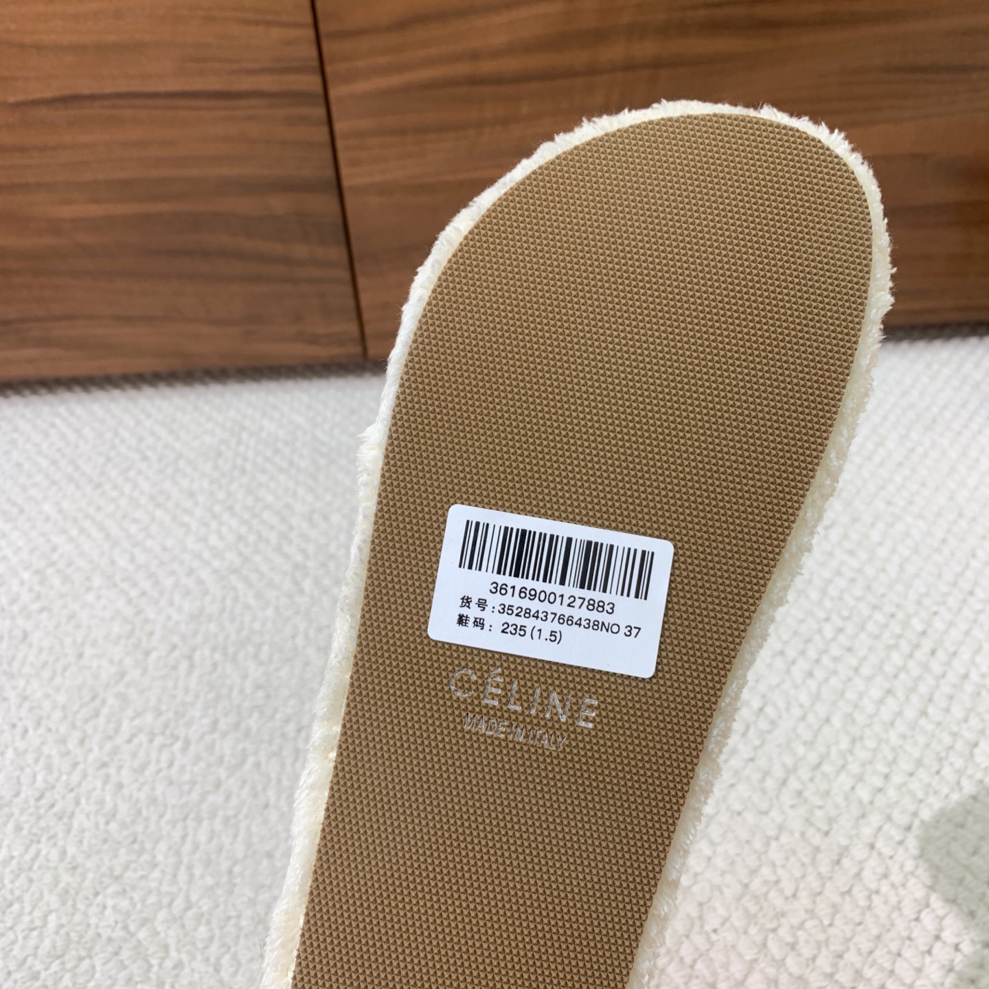 🔸CELI*E🔸毛毛拖鞋。鞋面原版一致的毛巾布。大底我们选用的是与原版一样的TPU材质底片耐磨防滑！！码