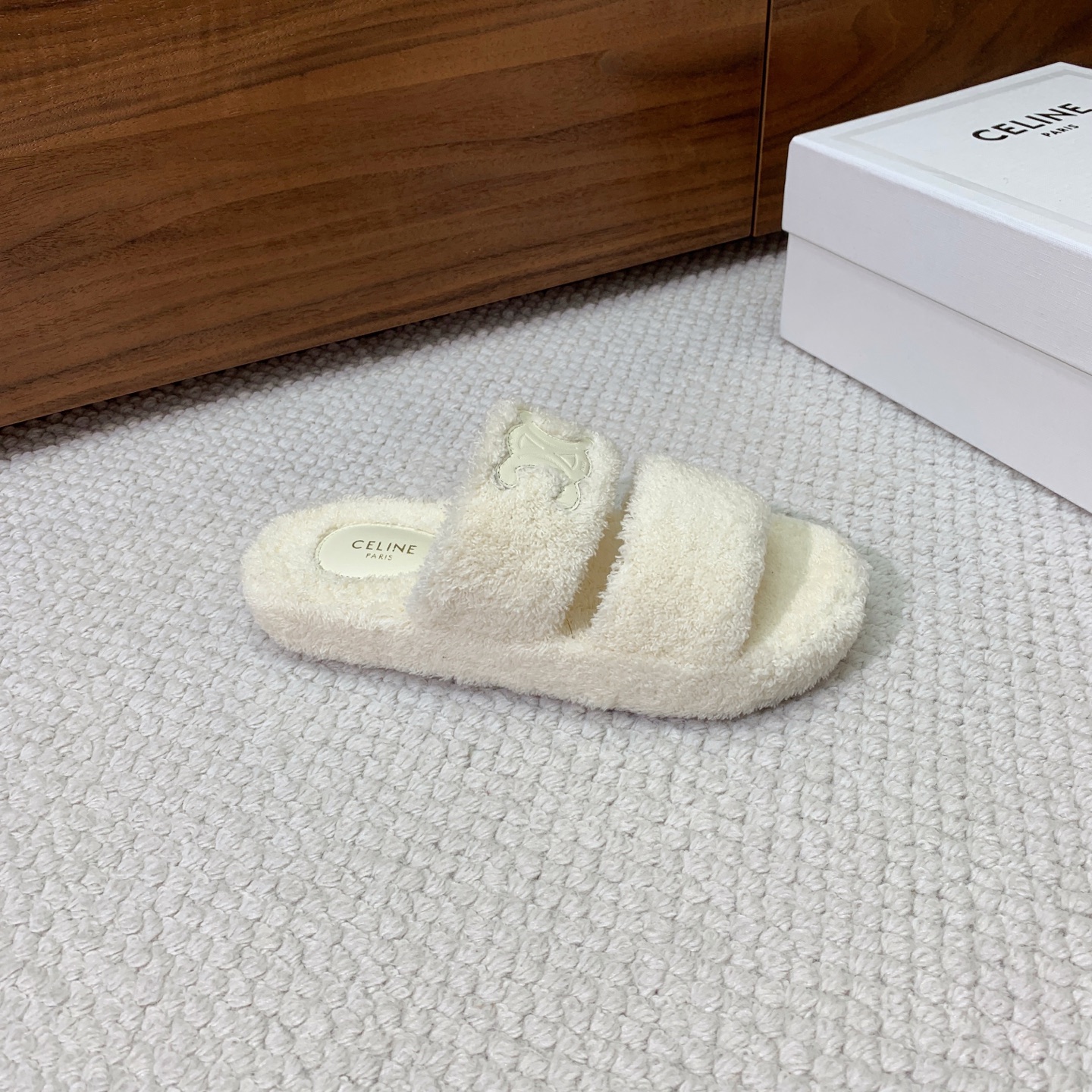🔸CELI*E🔸毛毛拖鞋。鞋面原版一致的毛巾布。大底我们选用的是与原版一样的TPU材质底片耐磨防滑！！码