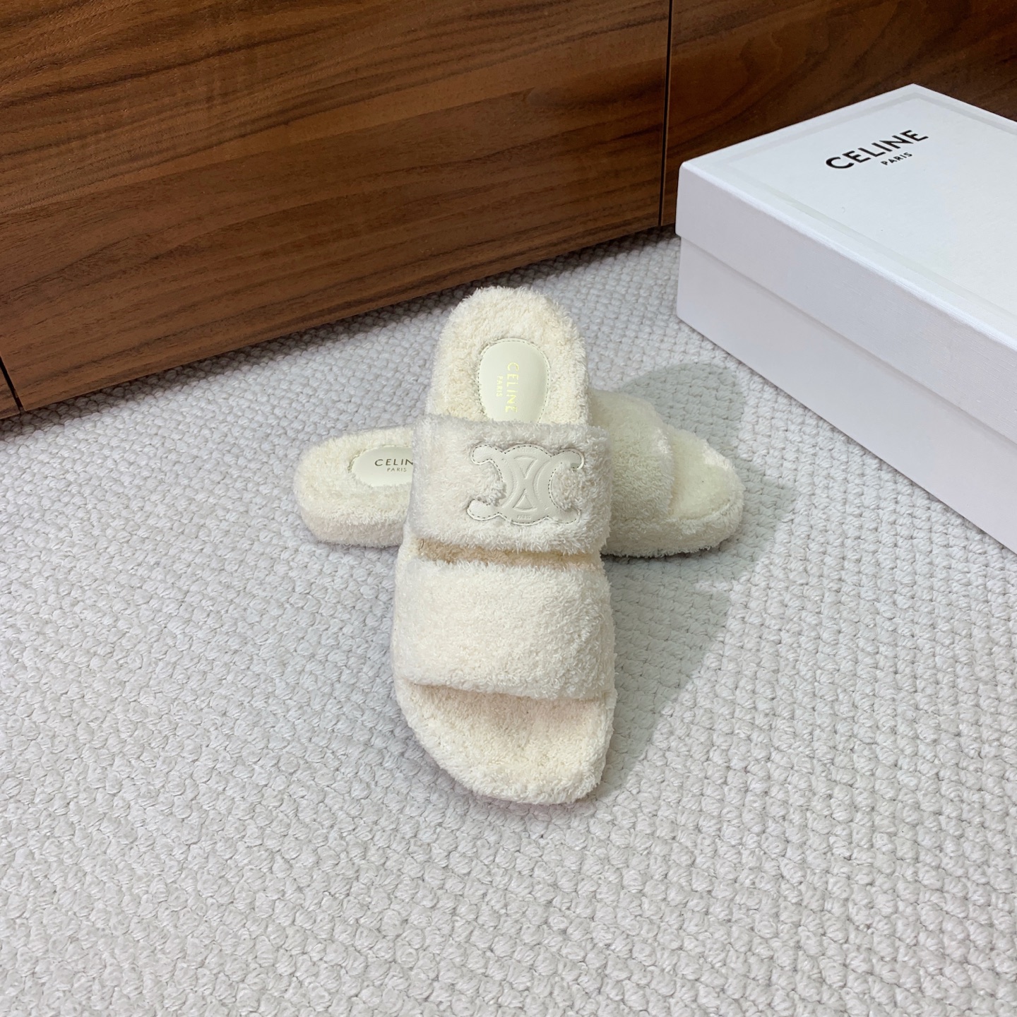 🔸CELI*E🔸毛毛拖鞋。鞋面原版一致的毛巾布。大底我们选用的是与原版一样的TPU材质底片耐磨防滑！！码
