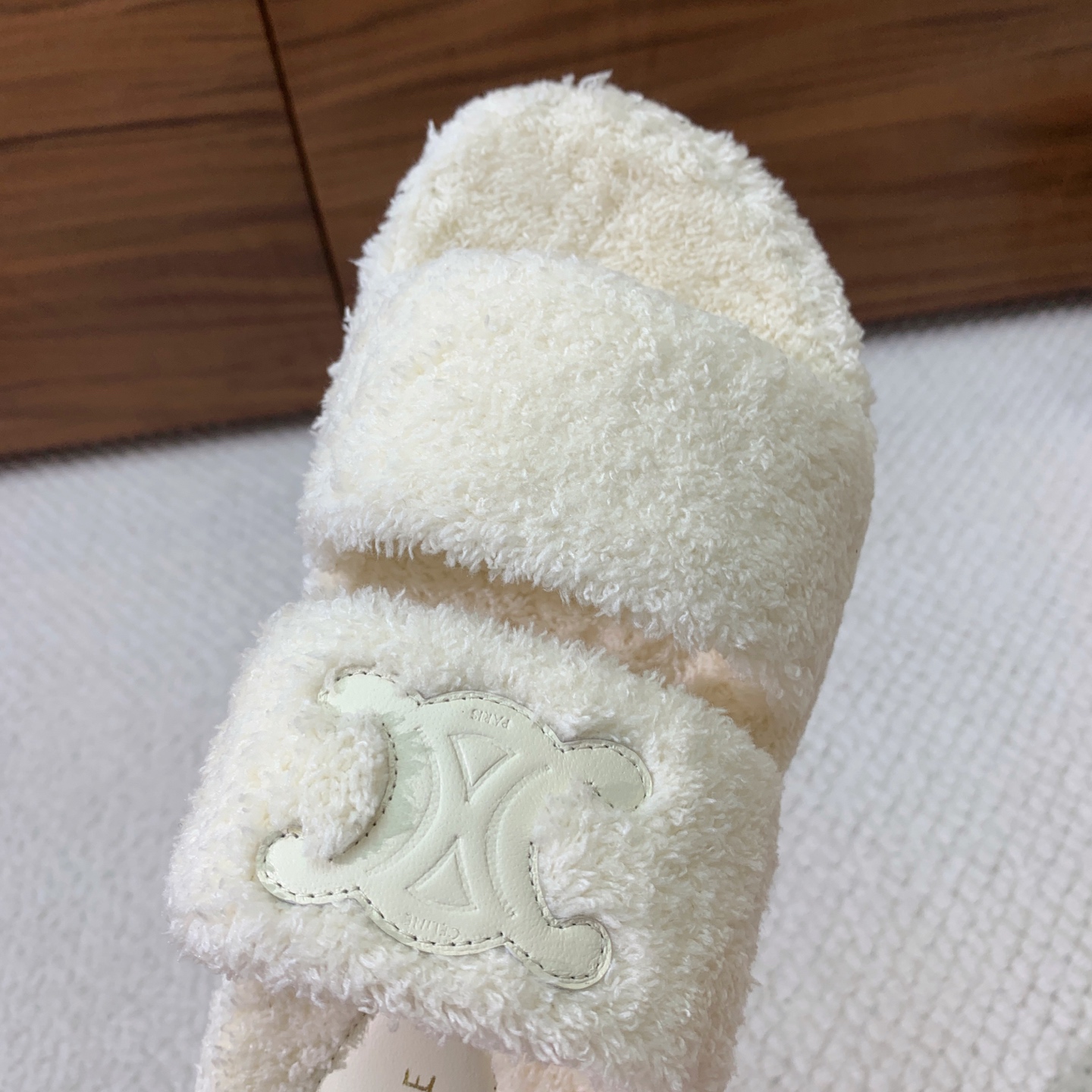 🔸CELI*E🔸毛毛拖鞋。鞋面原版一致的毛巾布。大底我们选用的是与原版一样的TPU材质底片耐磨防滑！！码