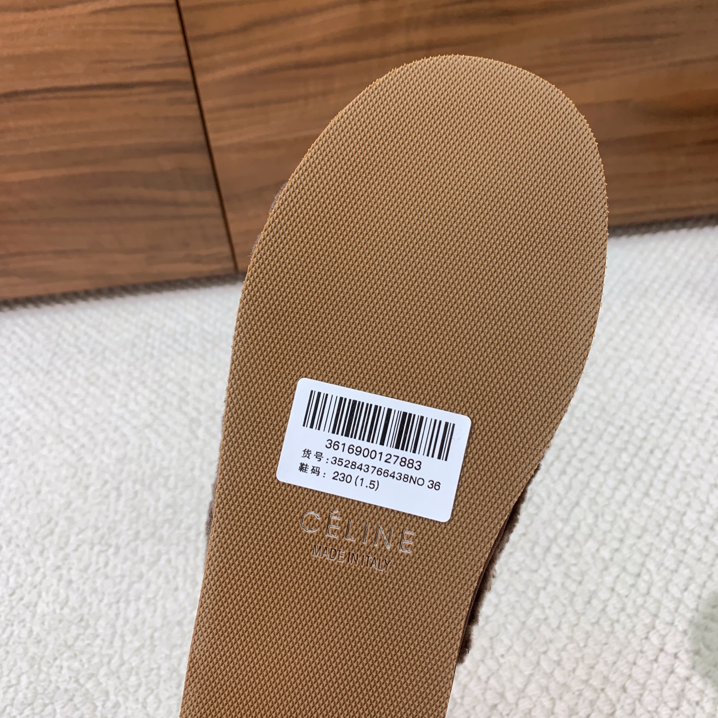 🔸CELI*E🔸羊毛拖鞋。毛茸茸的羊毛是选用欧洲进口A级羊毛，我们做到与原版一致满鞋全部采用纯羊毛，一点