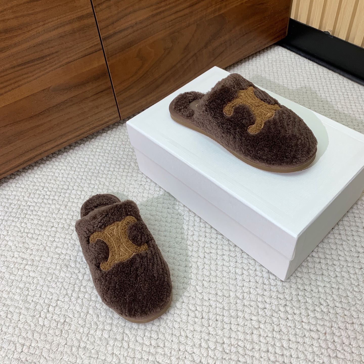 🔸CELI*E🔸羊毛拖鞋。毛茸茸的羊毛是选用欧洲进口A级羊毛，我们做到与原版一致满鞋全部采用纯羊毛，一点