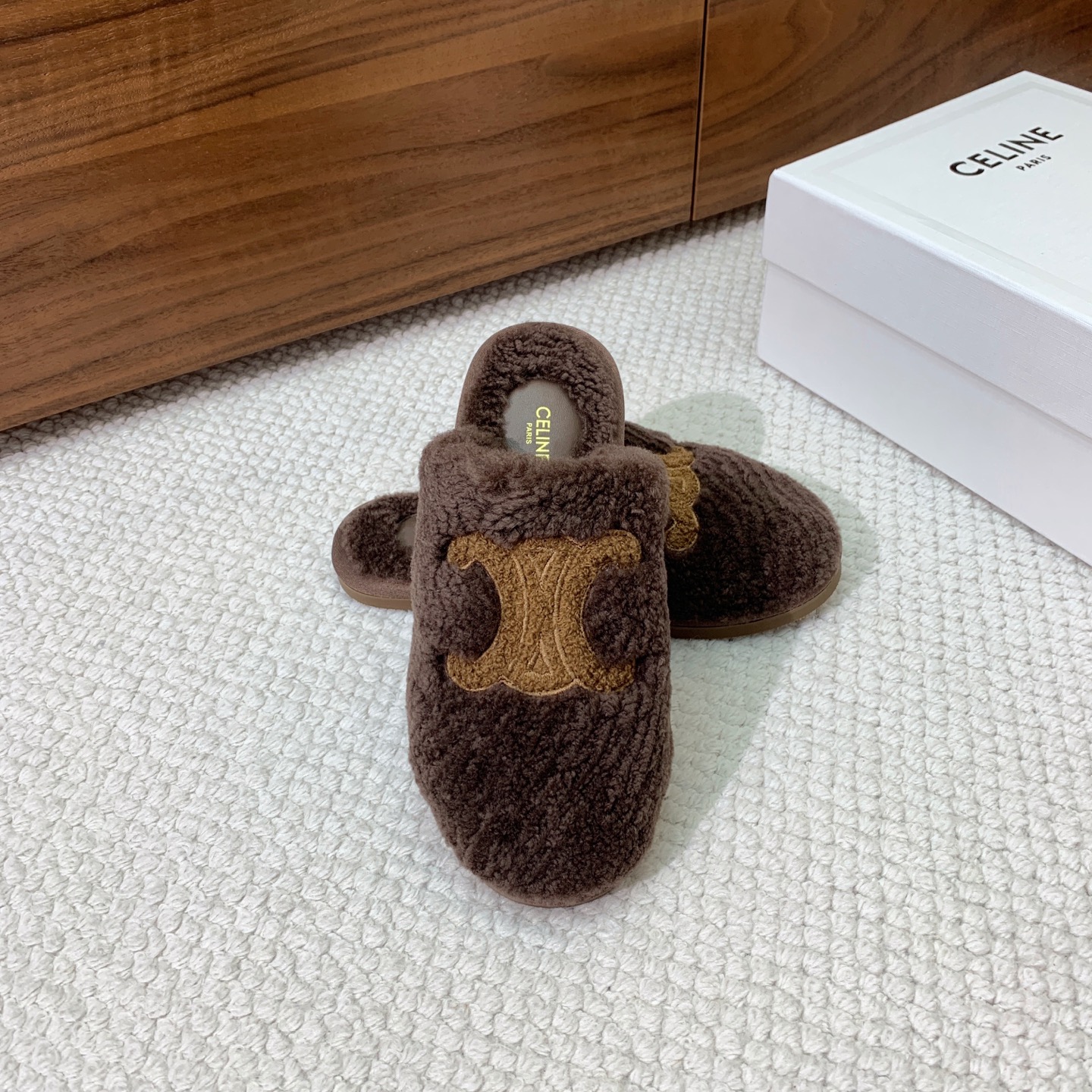 🔸CELI*E🔸羊毛拖鞋。毛茸茸的羊毛是选用欧洲进口A级羊毛，我们做到与原版一致满鞋全部采用纯羊毛，一点