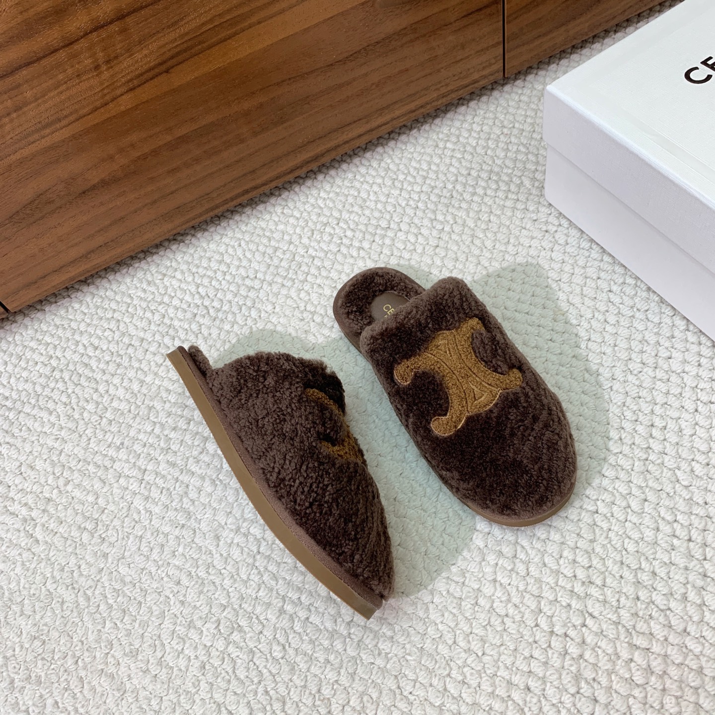 🔸CELI*E🔸羊毛拖鞋。毛茸茸的羊毛是选用欧洲进口A级羊毛，我们做到与原版一致满鞋全部采用纯羊毛，一点