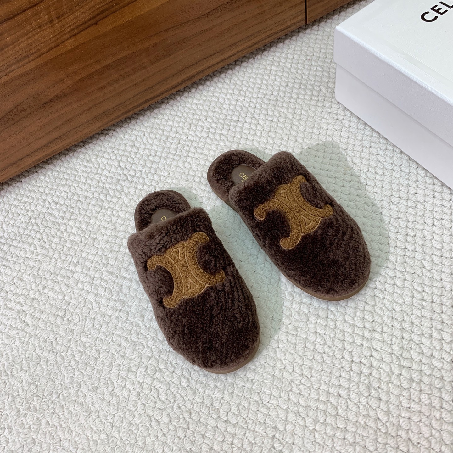 🔸CELI*E🔸羊毛拖鞋。毛茸茸的羊毛是选用欧洲进口A级羊毛，我们做到与原版一致满鞋全部采用纯羊毛，一点