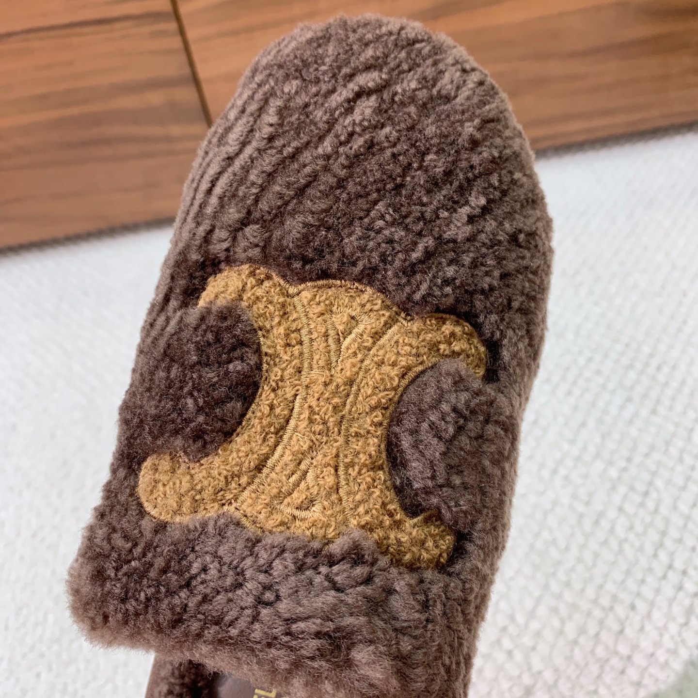 🔸CELI*E🔸羊毛拖鞋。毛茸茸的羊毛是选用欧洲进口A级羊毛，我们做到与原版一致满鞋全部采用纯羊毛，一点