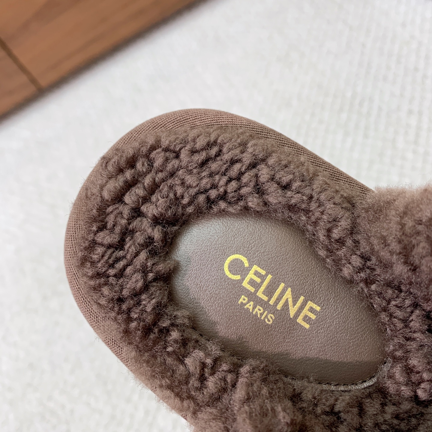 🔸CELI*E🔸羊毛拖鞋。毛茸茸的羊毛是选用欧洲进口A级羊毛，我们做到与原版一致满鞋全部采用纯羊毛，一点