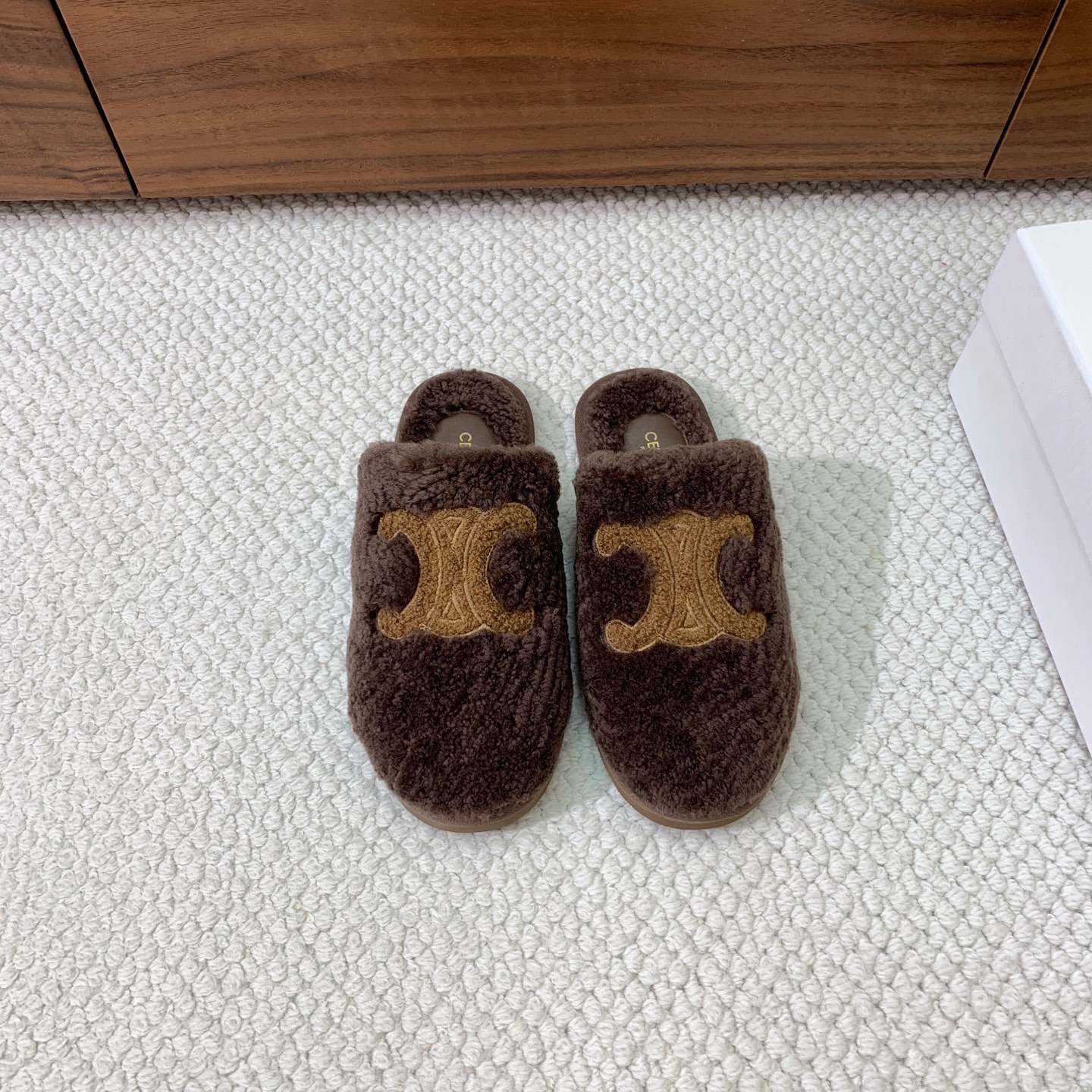 🔸CELI*E🔸羊毛拖鞋。毛茸茸的羊毛是选用欧洲进口A级羊毛，我们做到与原版一致满鞋全部采用纯羊毛，一点