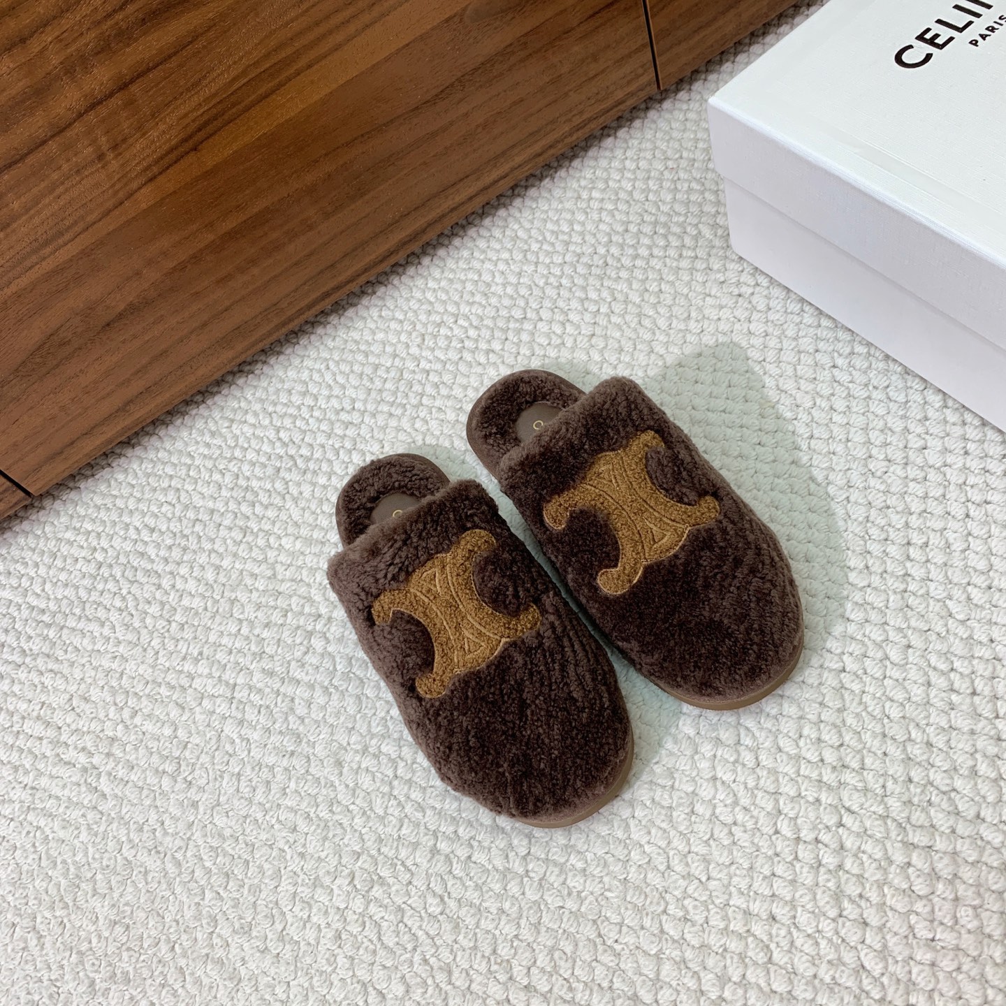 🔸CELI*E🔸羊毛拖鞋。毛茸茸的羊毛是选用欧洲进口A级羊毛，我们做到与原版一致满鞋全部采用纯羊毛，一点
