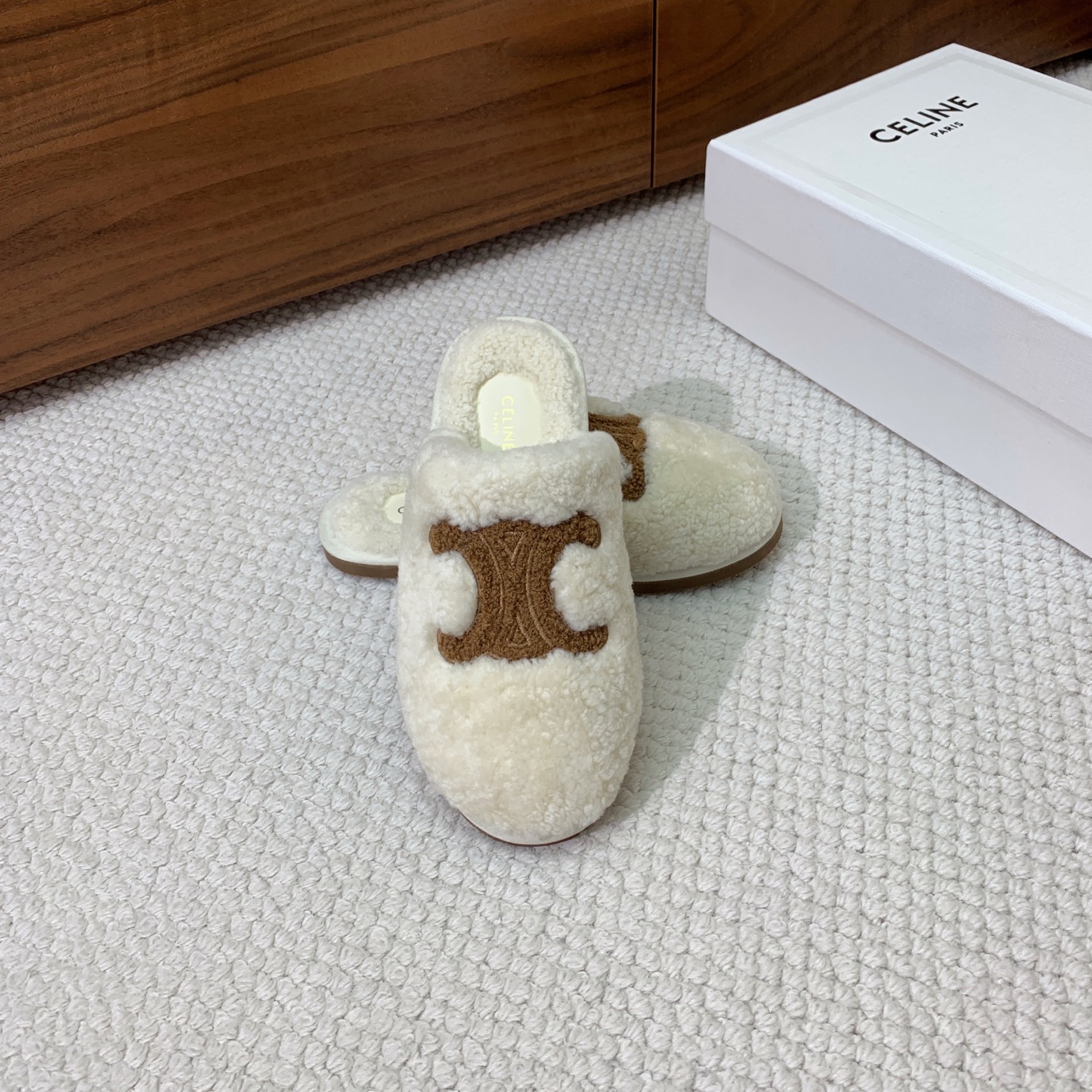 🔸CELI*E🔸羊毛拖鞋。毛茸茸的羊毛是选用欧洲进口A级羊毛，我们做到与原版一致满鞋全部采用纯羊毛，一点