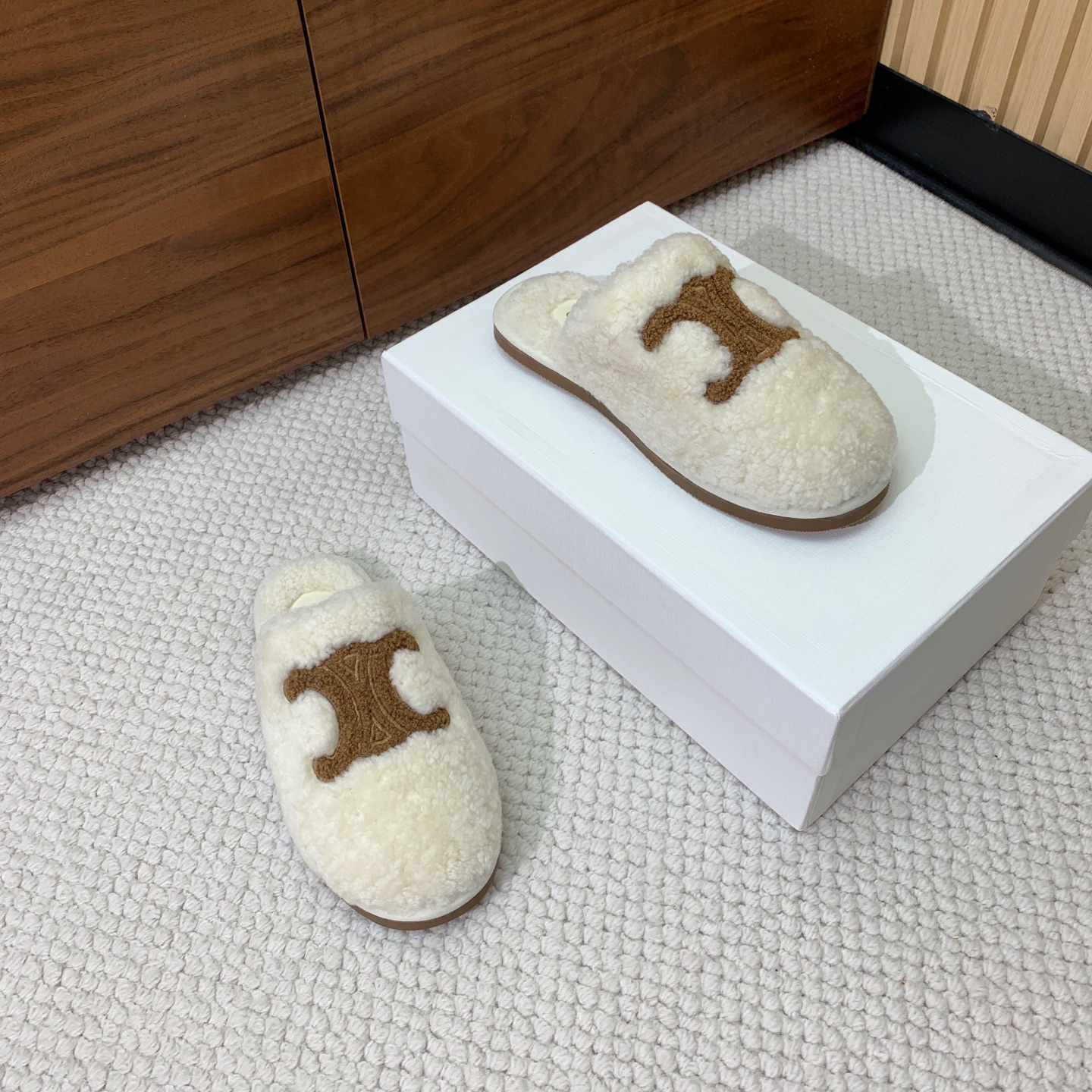 🔸CELI*E🔸羊毛拖鞋。毛茸茸的羊毛是选用欧洲进口A级羊毛，我们做到与原版一致满鞋全部采用纯羊毛，一点