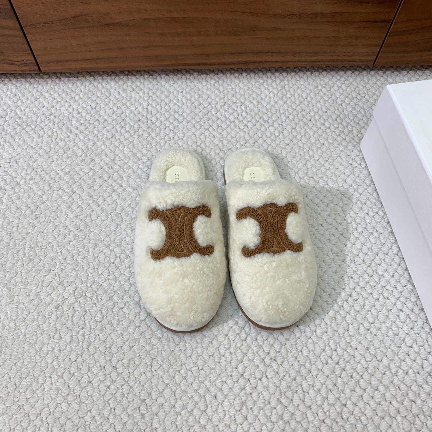 🔸CELI*E🔸羊毛拖鞋。毛茸茸的羊毛是选用欧洲进口A级羊毛，我们做到与原版一致满鞋全部采用纯羊毛，一点