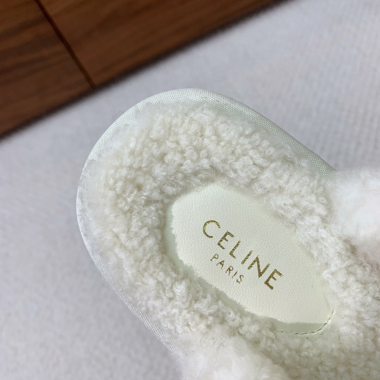 🔸CELI*E🔸羊毛拖鞋。毛茸茸的羊毛是选用欧洲进口A级羊毛，我们做到与原版一致满鞋全部采用纯羊毛，一点