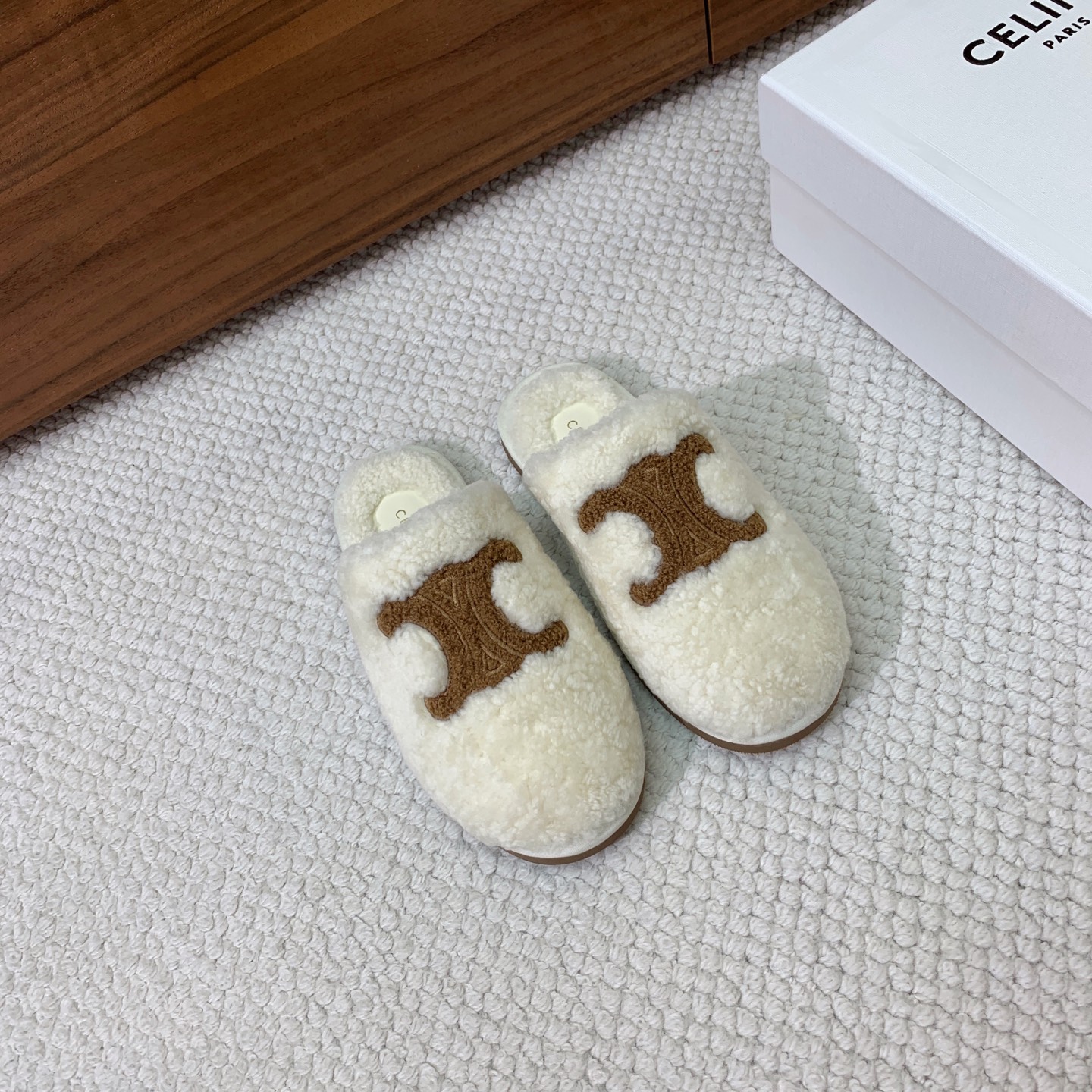🔸CELI*E🔸羊毛拖鞋。毛茸茸的羊毛是选用欧洲进口A级羊毛，我们做到与原版一致满鞋全部采用纯羊毛，一点
