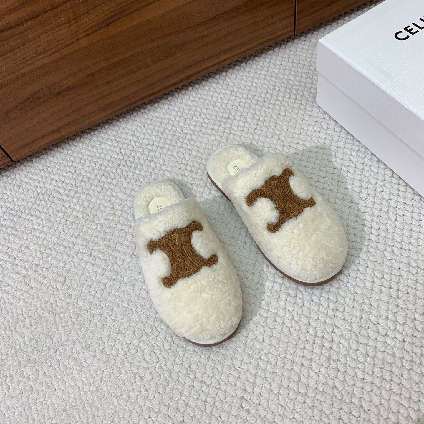 🔸CELI*E🔸羊毛拖鞋。毛茸茸的羊毛是选用欧洲进口A级羊毛，我们做到与原版一致满鞋全部采用纯羊毛，一点