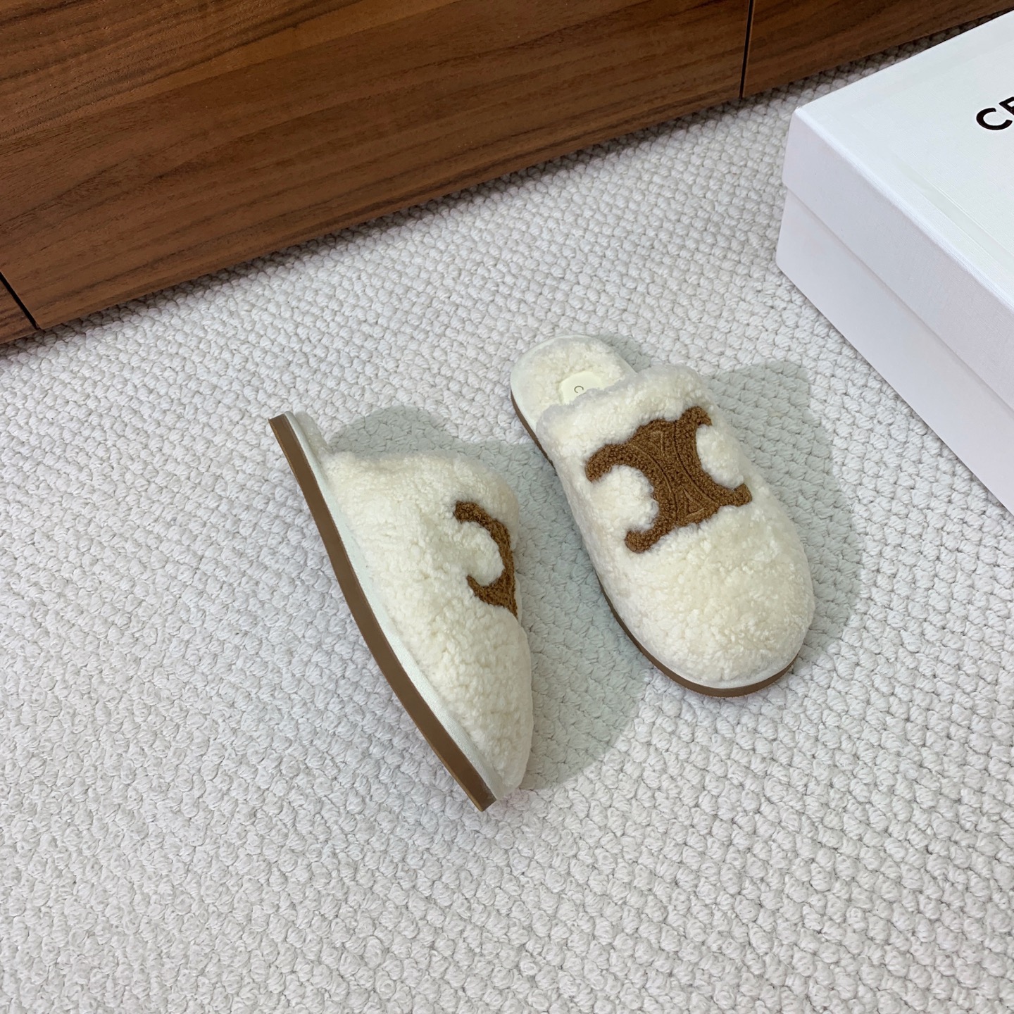 🔸CELI*E🔸羊毛拖鞋。毛茸茸的羊毛是选用欧洲进口A级羊毛，我们做到与原版一致满鞋全部采用纯羊毛，一点