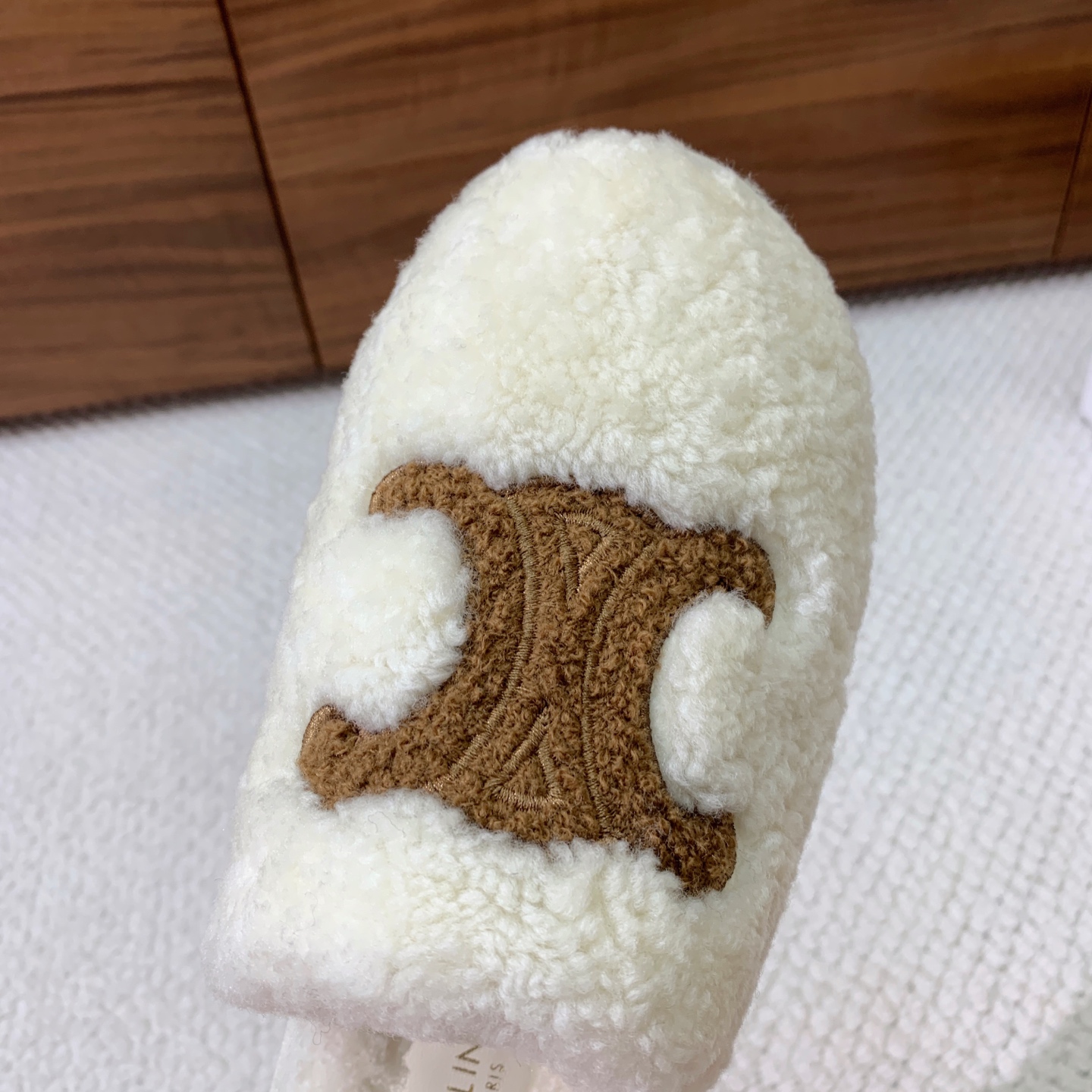🔸CELI*E🔸羊毛拖鞋。毛茸茸的羊毛是选用欧洲进口A级羊毛，我们做到与原版一致满鞋全部采用纯羊毛，一点