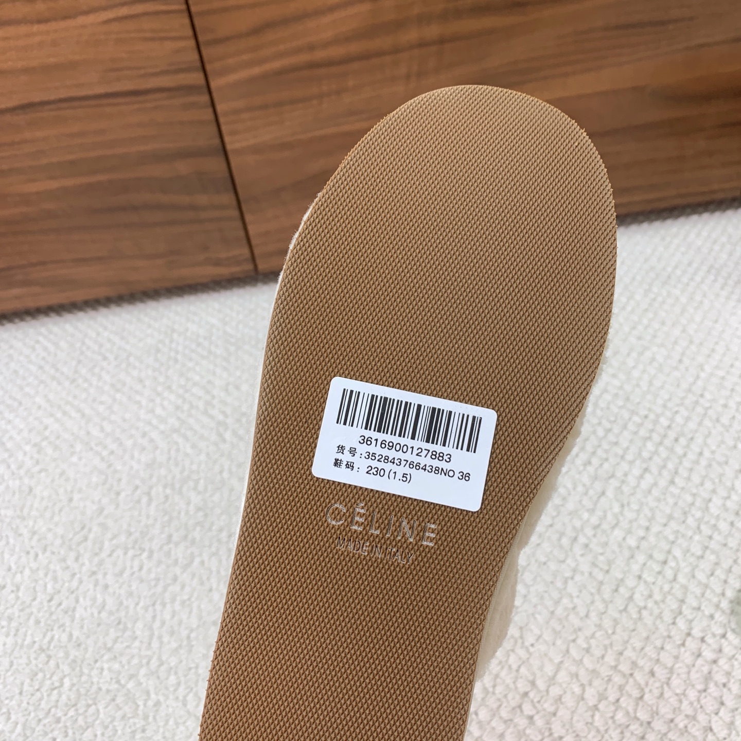 🔸CELI*E🔸羊毛拖鞋。毛茸茸的羊毛是选用欧洲进口A级羊毛，我们做到与原版一致满鞋全部采用纯羊毛，一点