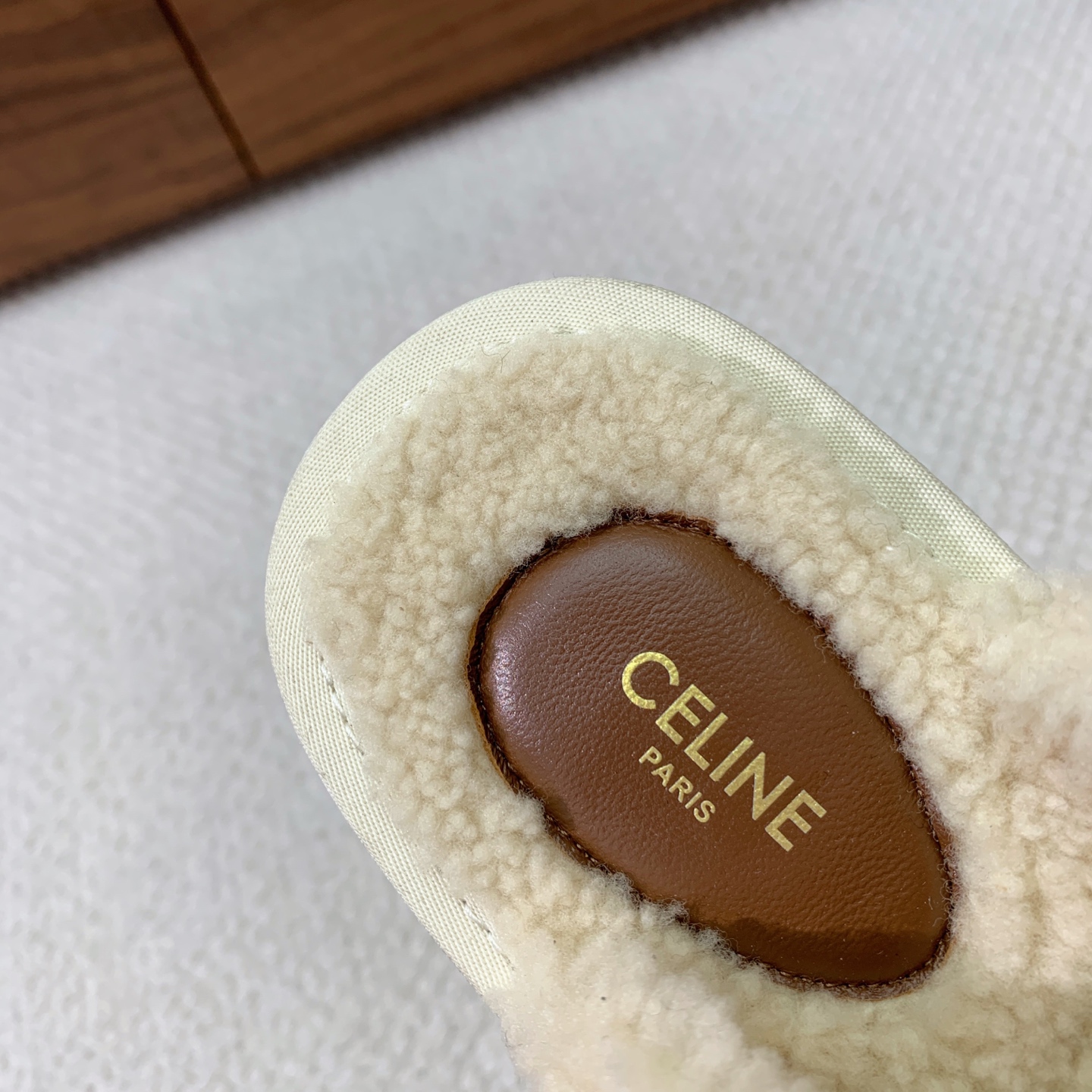 🔸CELI*E🔸羊毛拖鞋。毛茸茸的羊毛是选用欧洲进口A级羊毛，我们做到与原版一致满鞋全部采用纯羊毛，一点