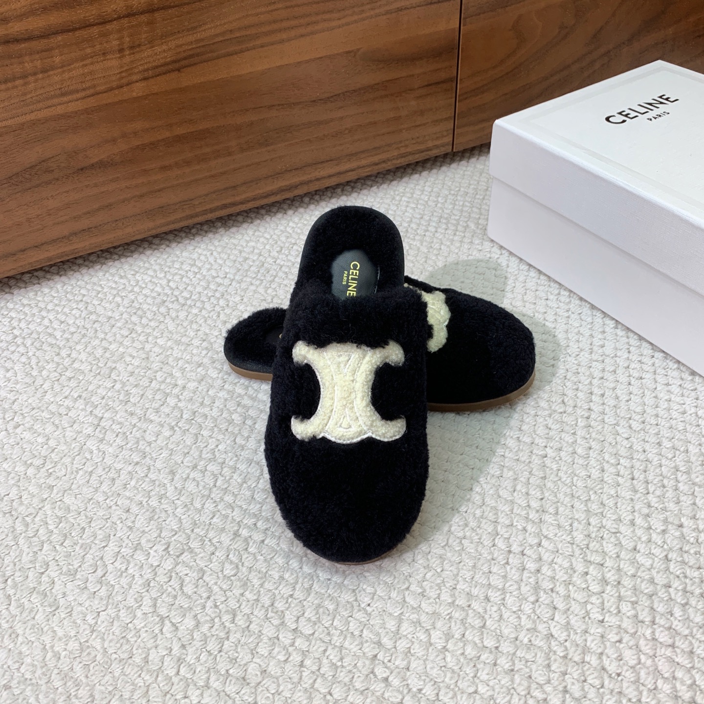 🔸CELI*E🔸羊毛拖鞋。毛茸茸的羊毛是选用欧洲进口A级羊毛，我们做到与原版一致满鞋全部采用纯羊毛，一点