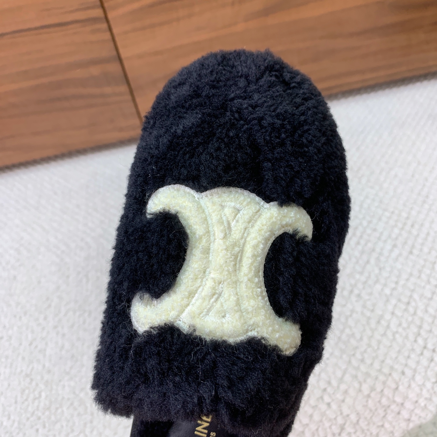 🔸CELI*E🔸羊毛拖鞋。毛茸茸的羊毛是选用欧洲进口A级羊毛，我们做到与原版一致满鞋全部采用纯羊毛，一点