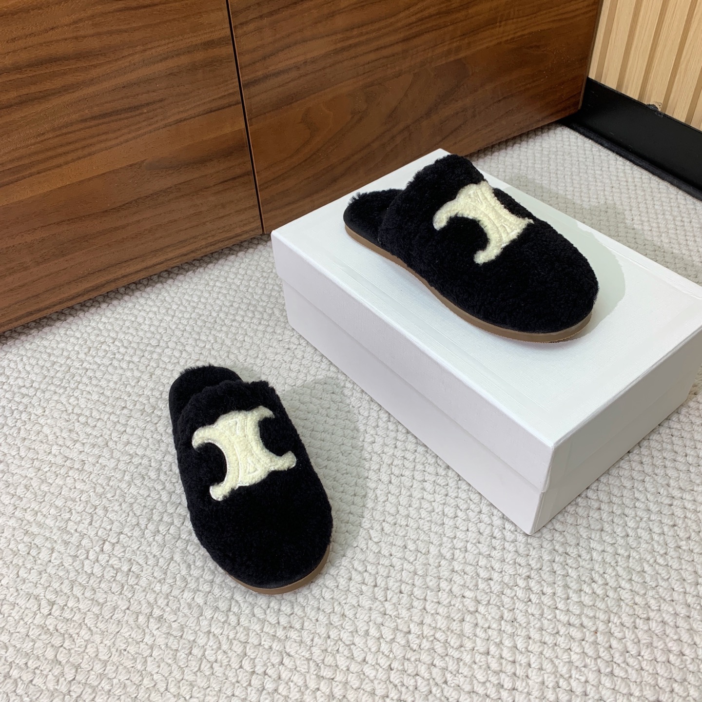 🔸CELI*E🔸羊毛拖鞋。毛茸茸的羊毛是选用欧洲进口A级羊毛，我们做到与原版一致满鞋全部采用纯羊毛，一点