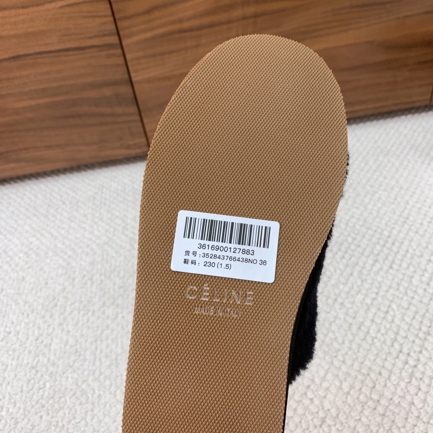 🔸CELI*E🔸羊毛拖鞋。毛茸茸的羊毛是选用欧洲进口A级羊毛，我们做到与原版一致满鞋全部采用纯羊毛，一点