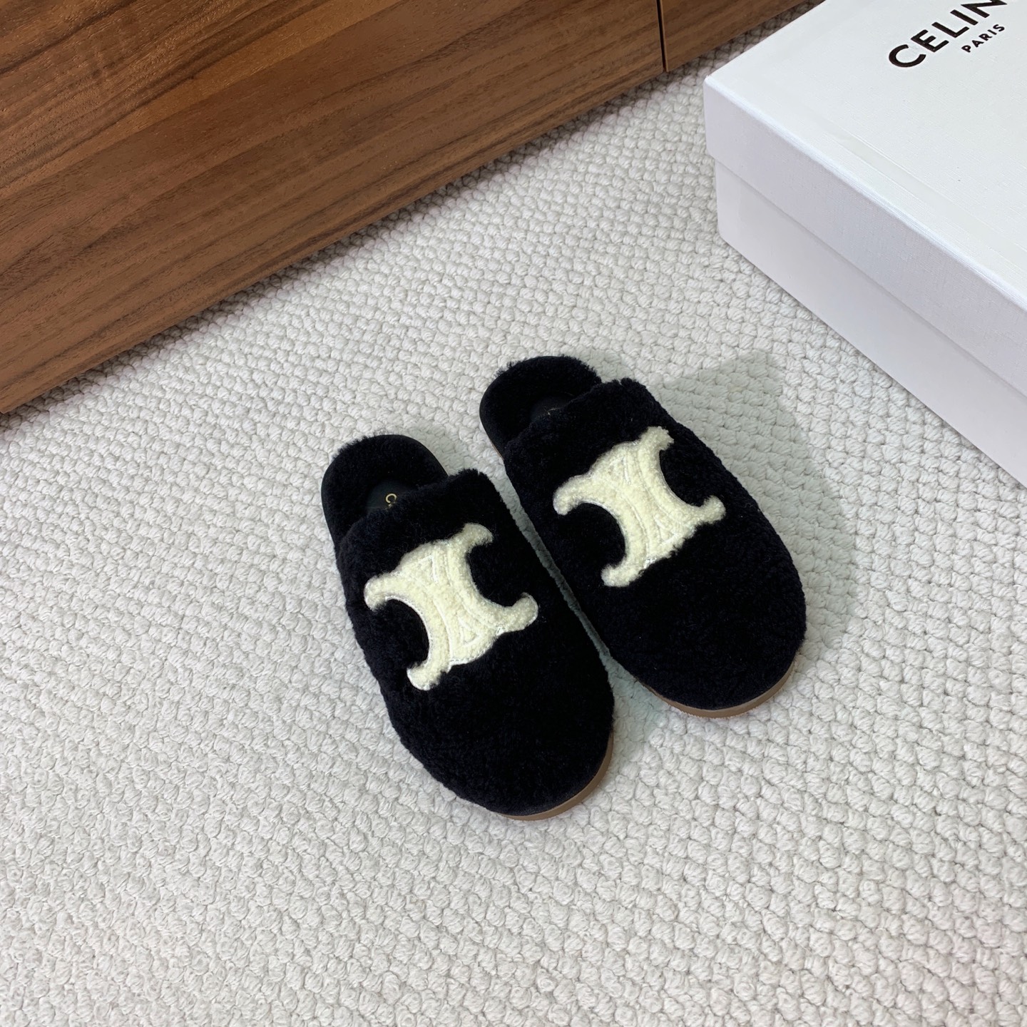 🔸CELI*E🔸羊毛拖鞋。毛茸茸的羊毛是选用欧洲进口A级羊毛，我们做到与原版一致满鞋全部采用纯羊毛，一点