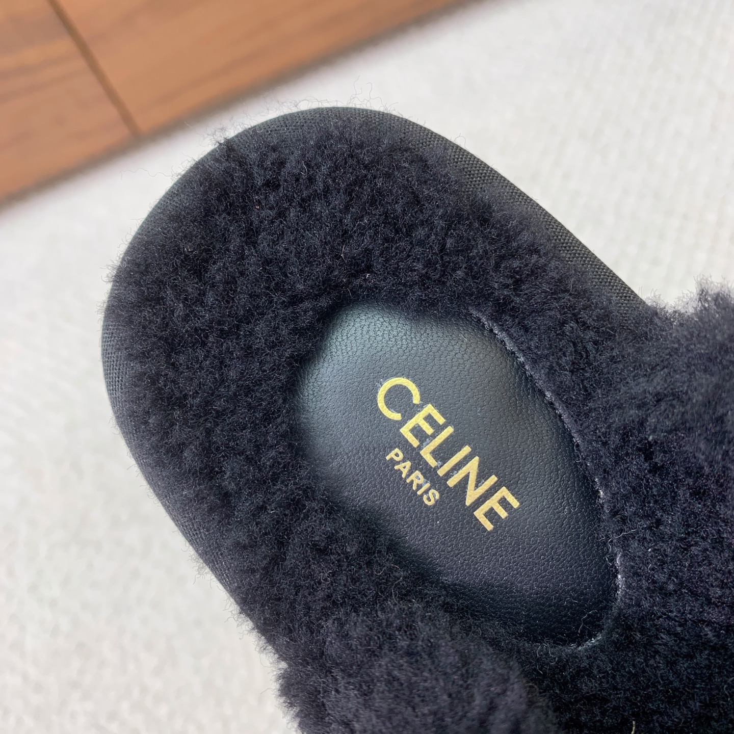 🔸CELI*E🔸羊毛拖鞋。毛茸茸的羊毛是选用欧洲进口A级羊毛，我们做到与原版一致满鞋全部采用纯羊毛，一点