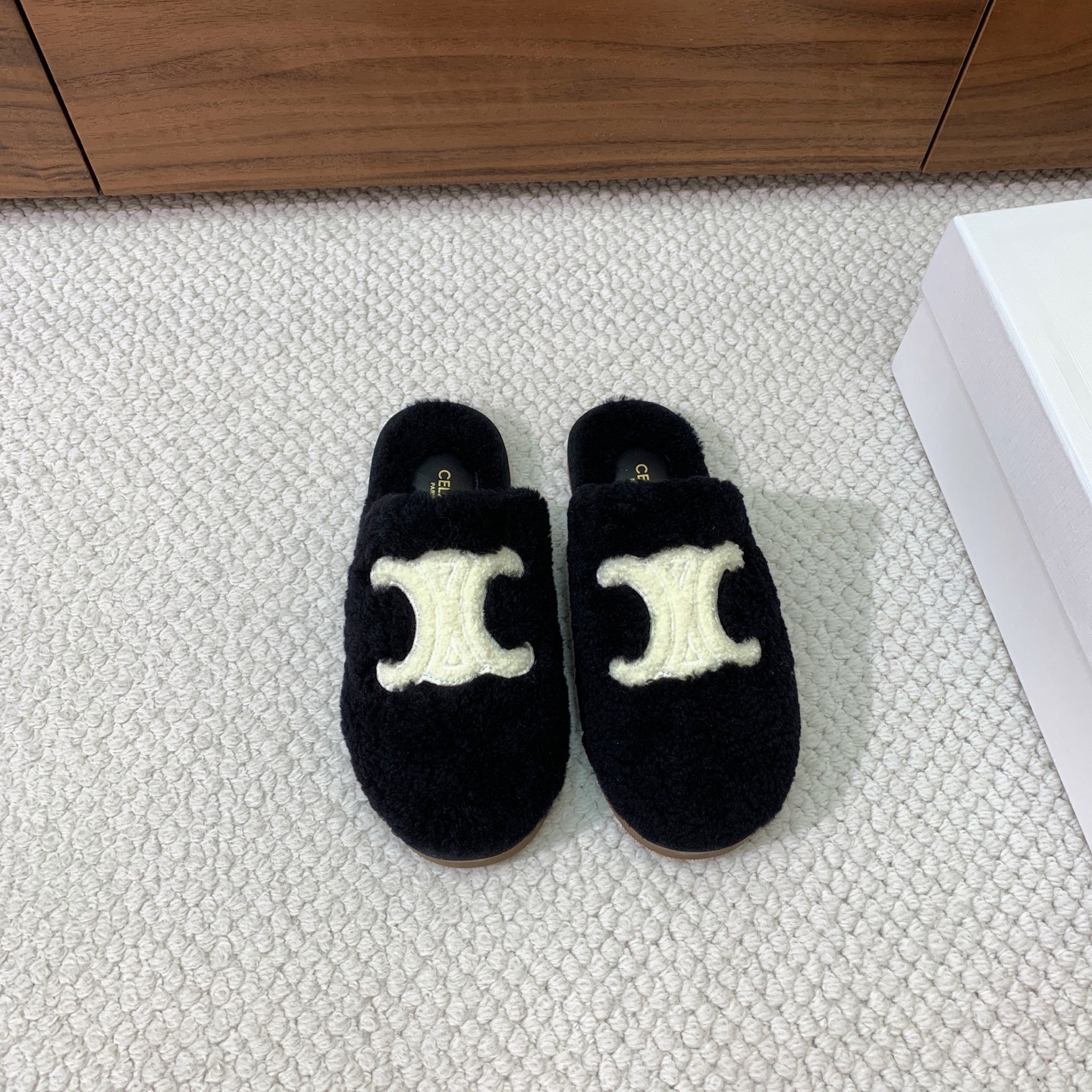 🔸CELI*E🔸羊毛拖鞋。毛茸茸的羊毛是选用欧洲进口A级羊毛，我们做到与原版一致满鞋全部采用纯羊毛，一点