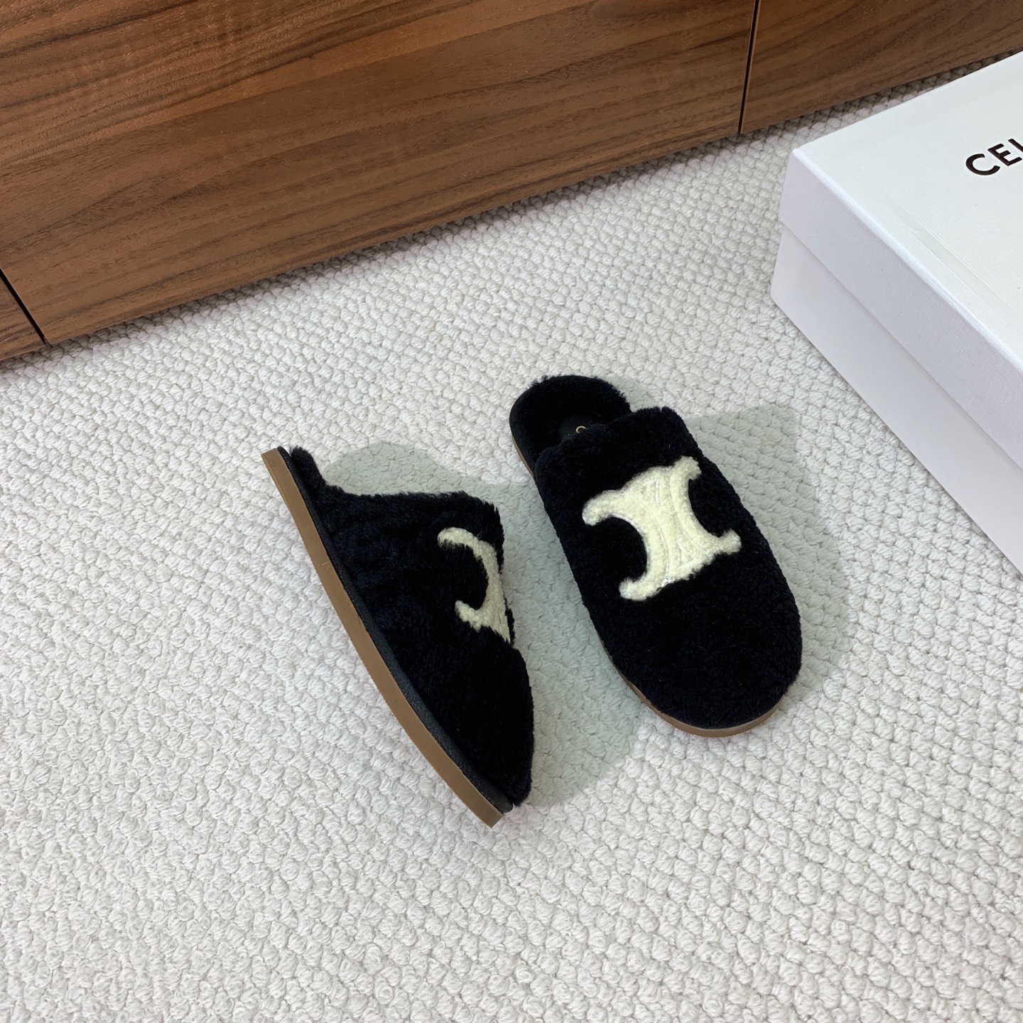 🔸CELI*E🔸羊毛拖鞋。毛茸茸的羊毛是选用欧洲进口A级羊毛，我们做到与原版一致满鞋全部采用纯羊毛，一点