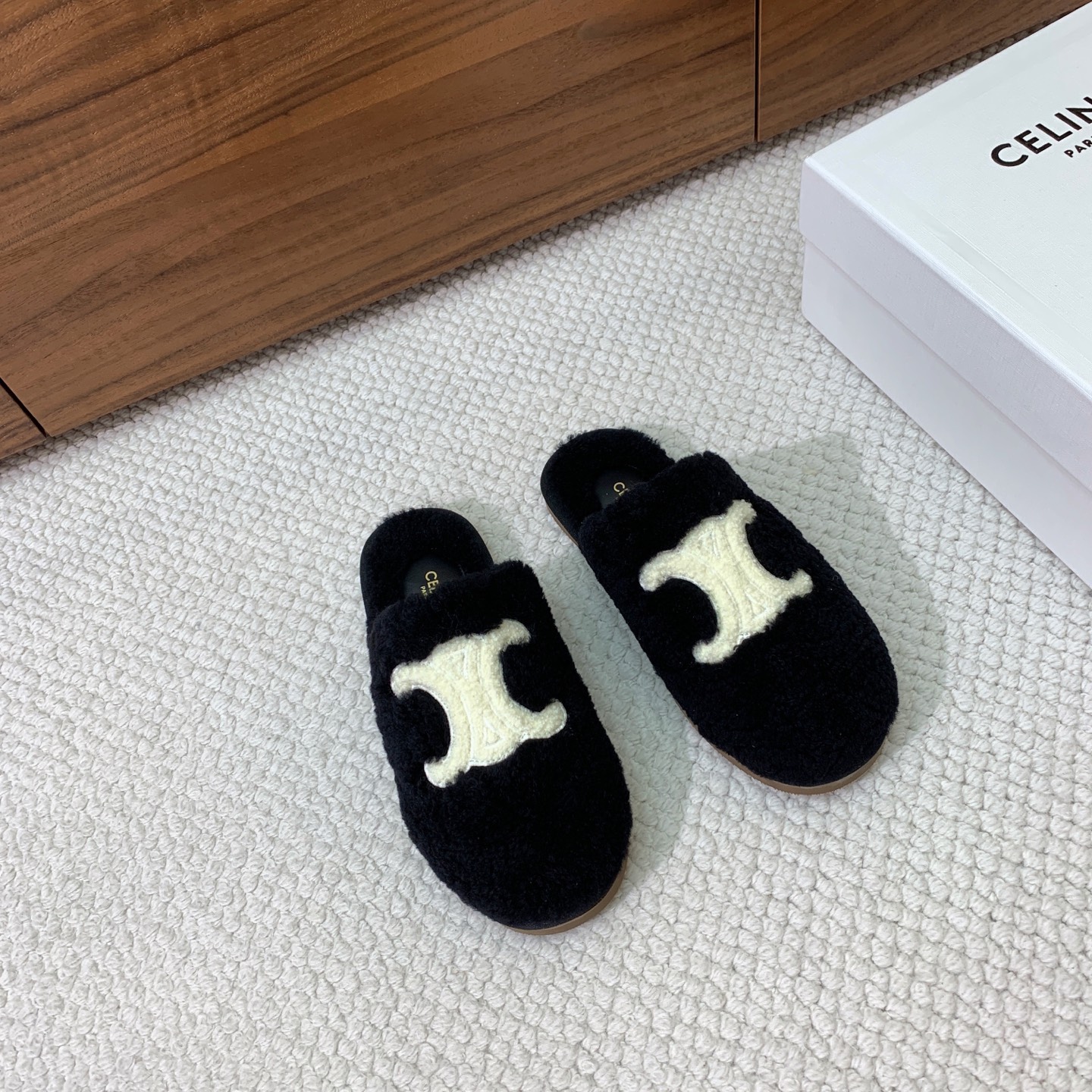 🔸CELI*E🔸羊毛拖鞋。毛茸茸的羊毛是选用欧洲进口A级羊毛，我们做到与原版一致满鞋全部采用纯羊毛，一点