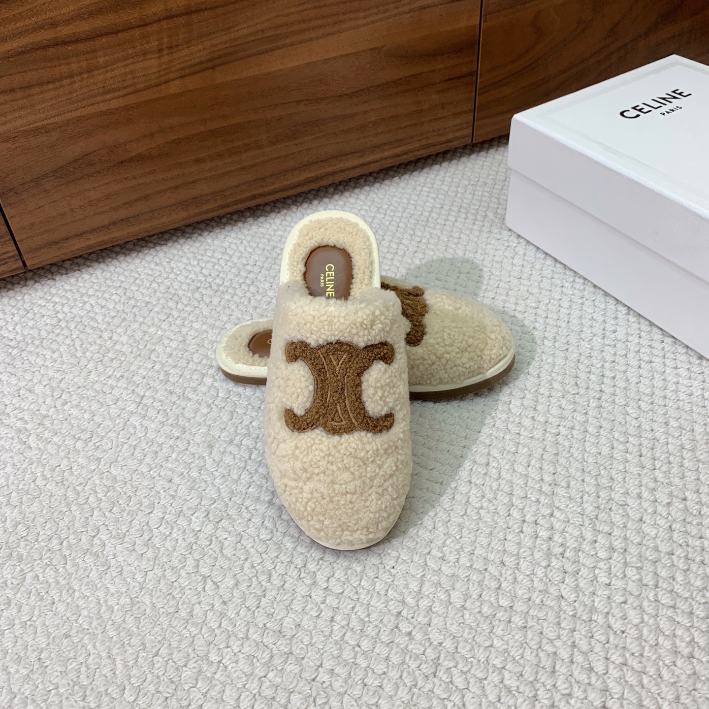 🔸CELI*E🔸羊毛拖鞋。毛茸茸的羊毛是选用欧洲进口A级羊毛，我们做到与原版一致满鞋全部采用纯羊毛，一点